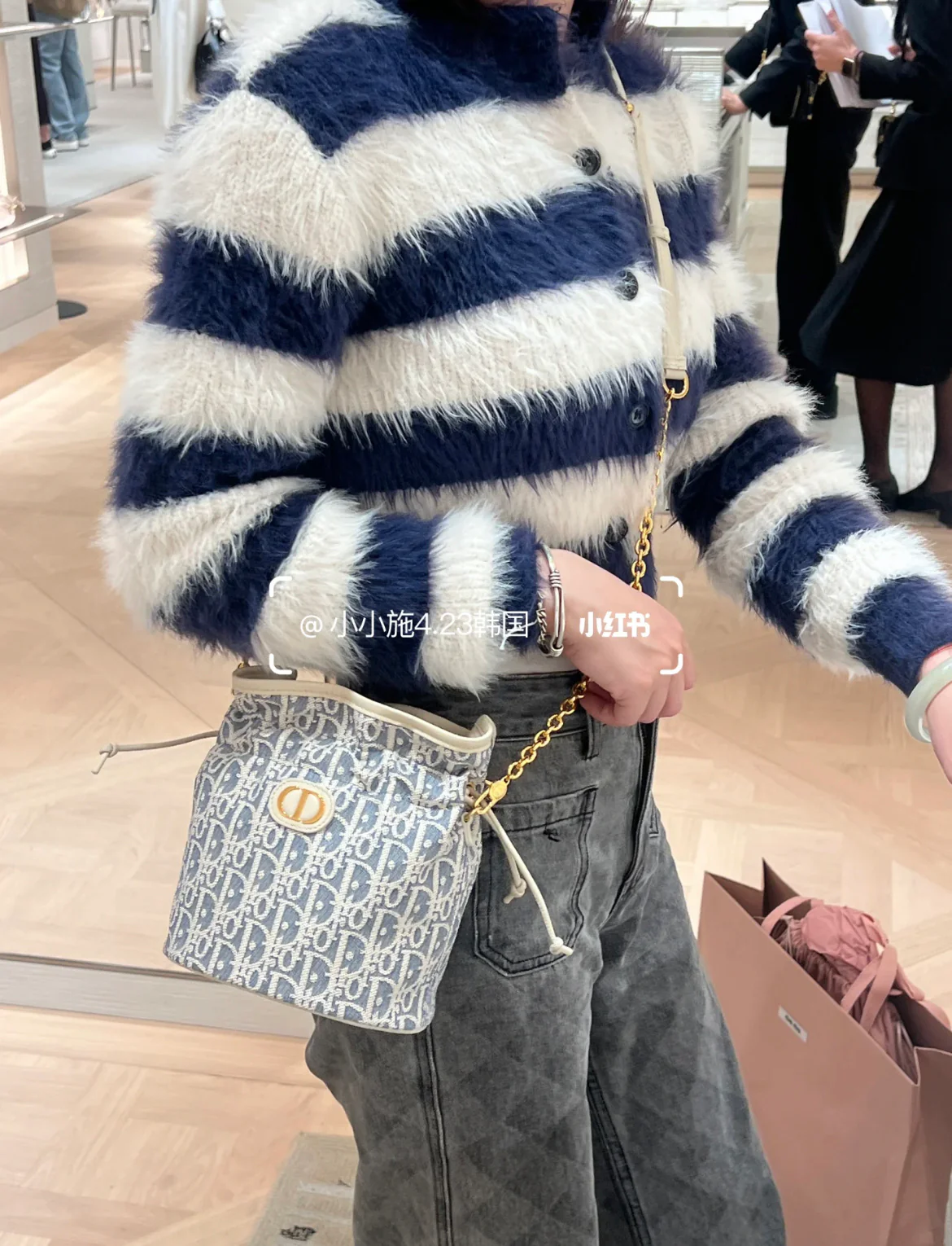 Сумка-ведро Dior Montaigne из канваса Monogram - синяя.