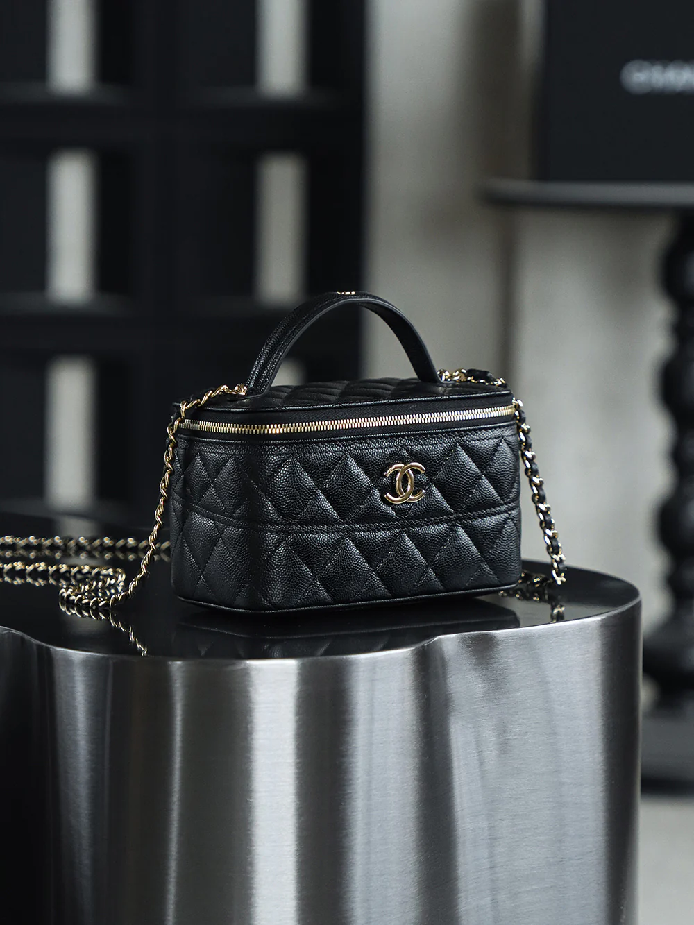 Косметичка Chanel 25c - Черная - Фурнитура из светлого золота