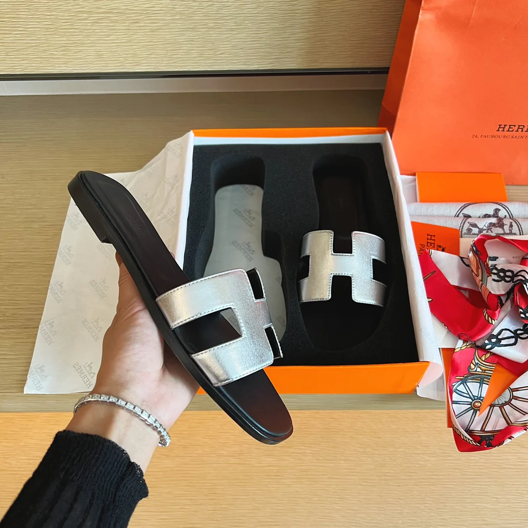 Классические домашние тапочки Hermes H - Верх из однотонной кожи - Подошва, полностью закрывающая тапочки - Серебристый/Черный