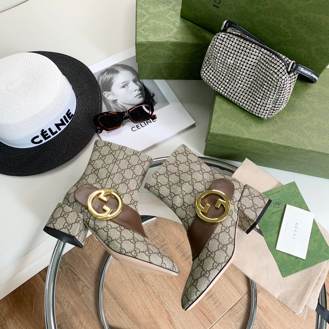 Новинка сезона осень/зима 2022 от Gucci - Классические ботильоны с золотой пряжкой - Монограммная канва.