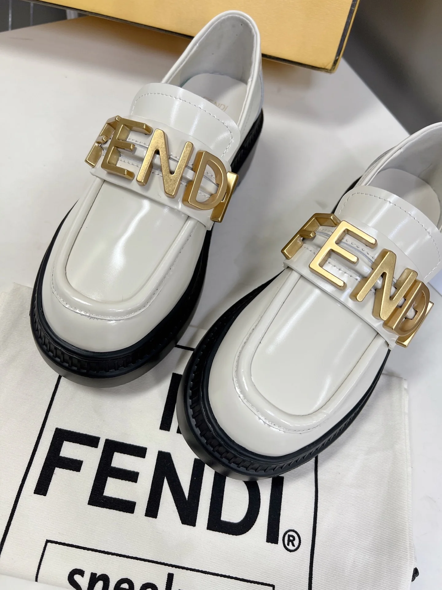 Новинка весны 2022 года от Fendi - туфли Letter Afro - белые.