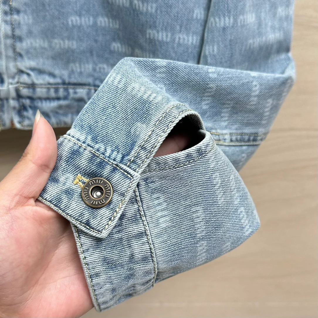 Miu Miu - 2404 - 24 Новинка ранней весны. Джинсовая куртка с принтом и буквами.