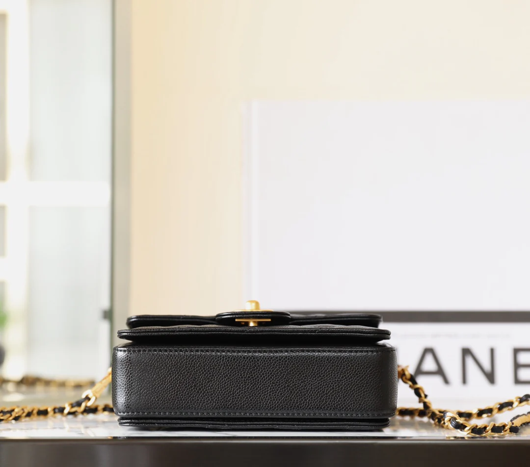 Мини-сумочка Chanel с клапаном и ручкой - черная