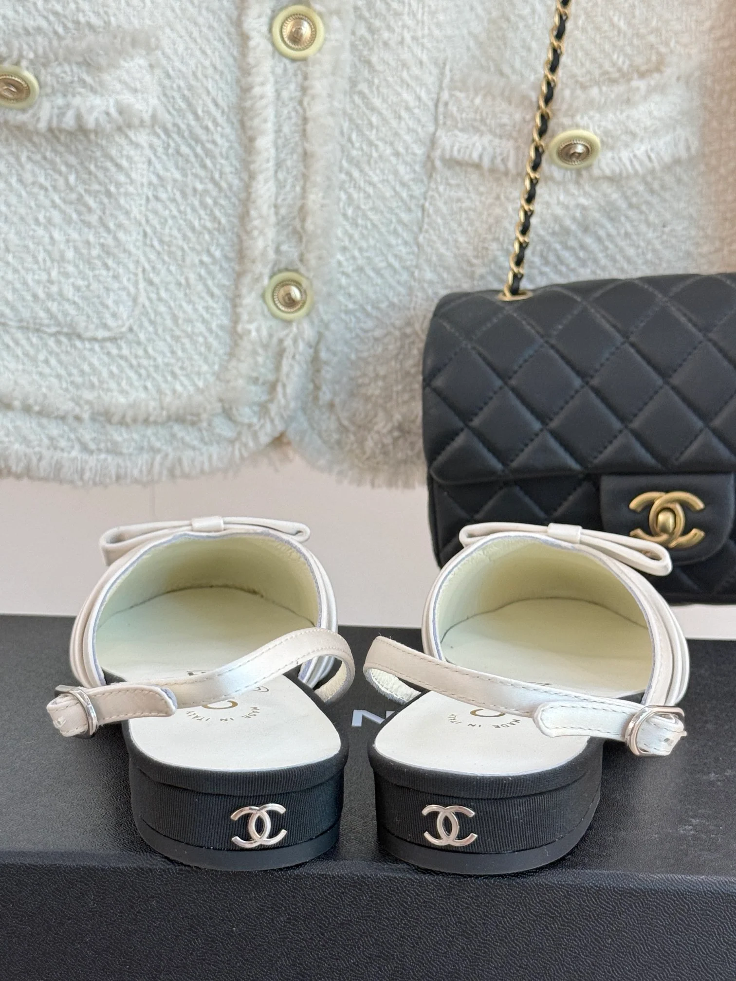 Сандалии Chanel 2024 с атласным бантом - белые