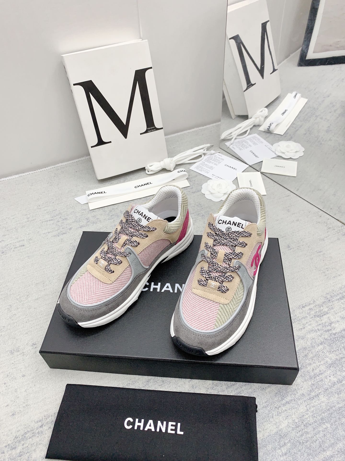 Chanel - Твидовые кроссовки в стиле пэчворк - Повседневные кроссовки - Розовато-серый