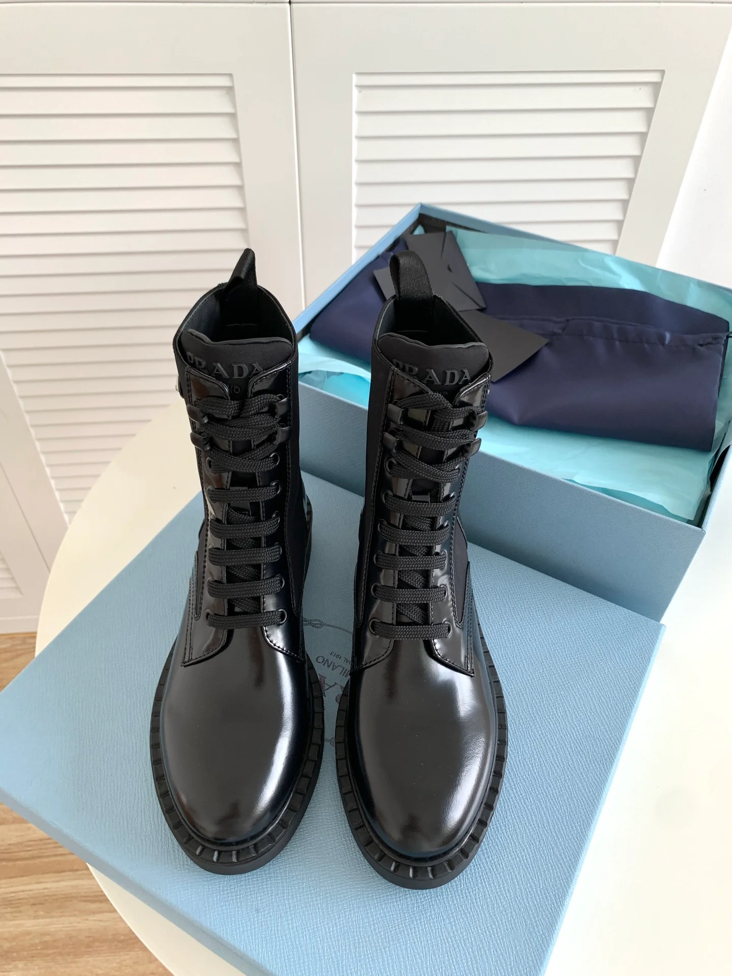 Новинка сезона осень/зима 2022 от Prada - Ботинки Dr. Martens на шнуровке - 1