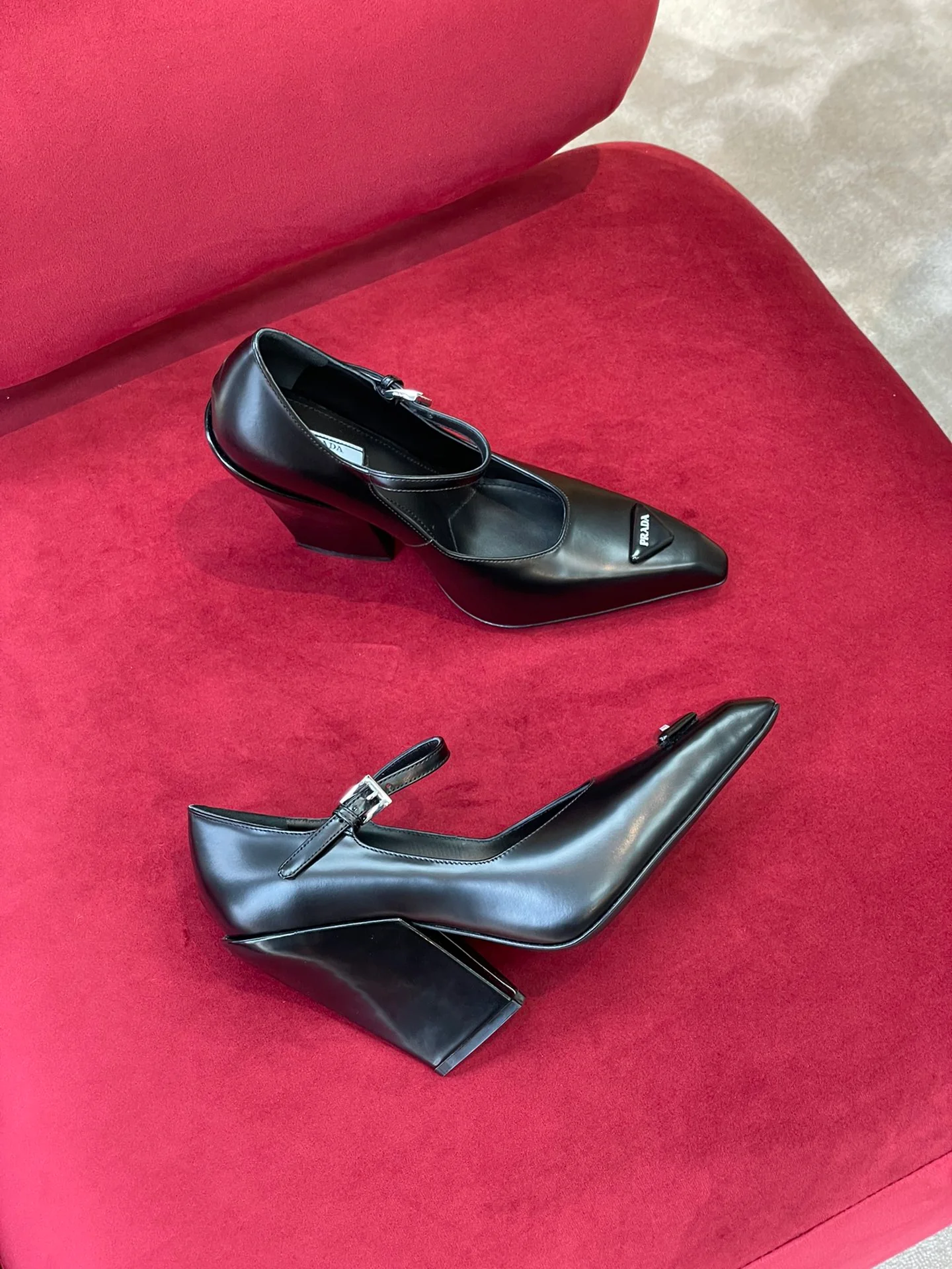 Коллекция Prada осень/зима 2022 на подиуме - туфли на высоком каблуке