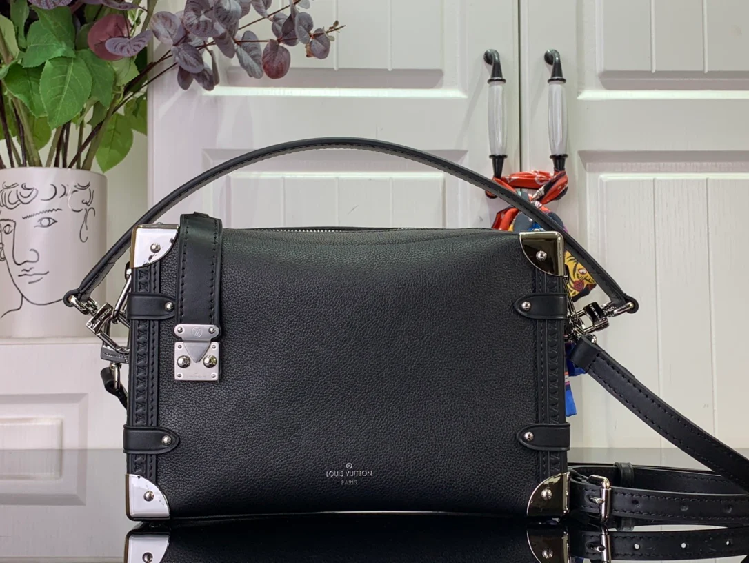 m25160-LV-side-trunk-medium chain bag-black
