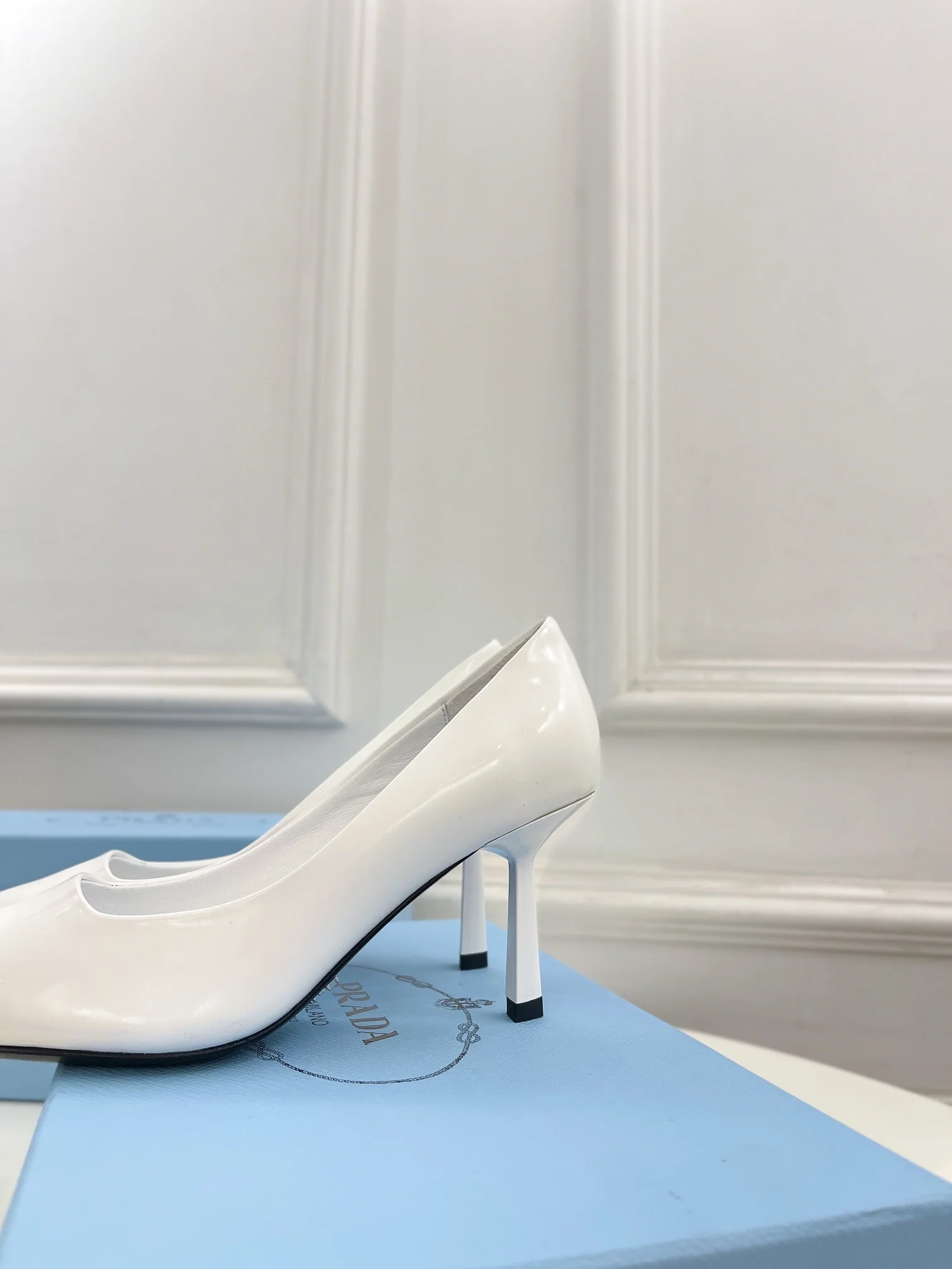 Новинка весны 2023 года от Prada - туфли на высоком каблуке с острым носком - белые.