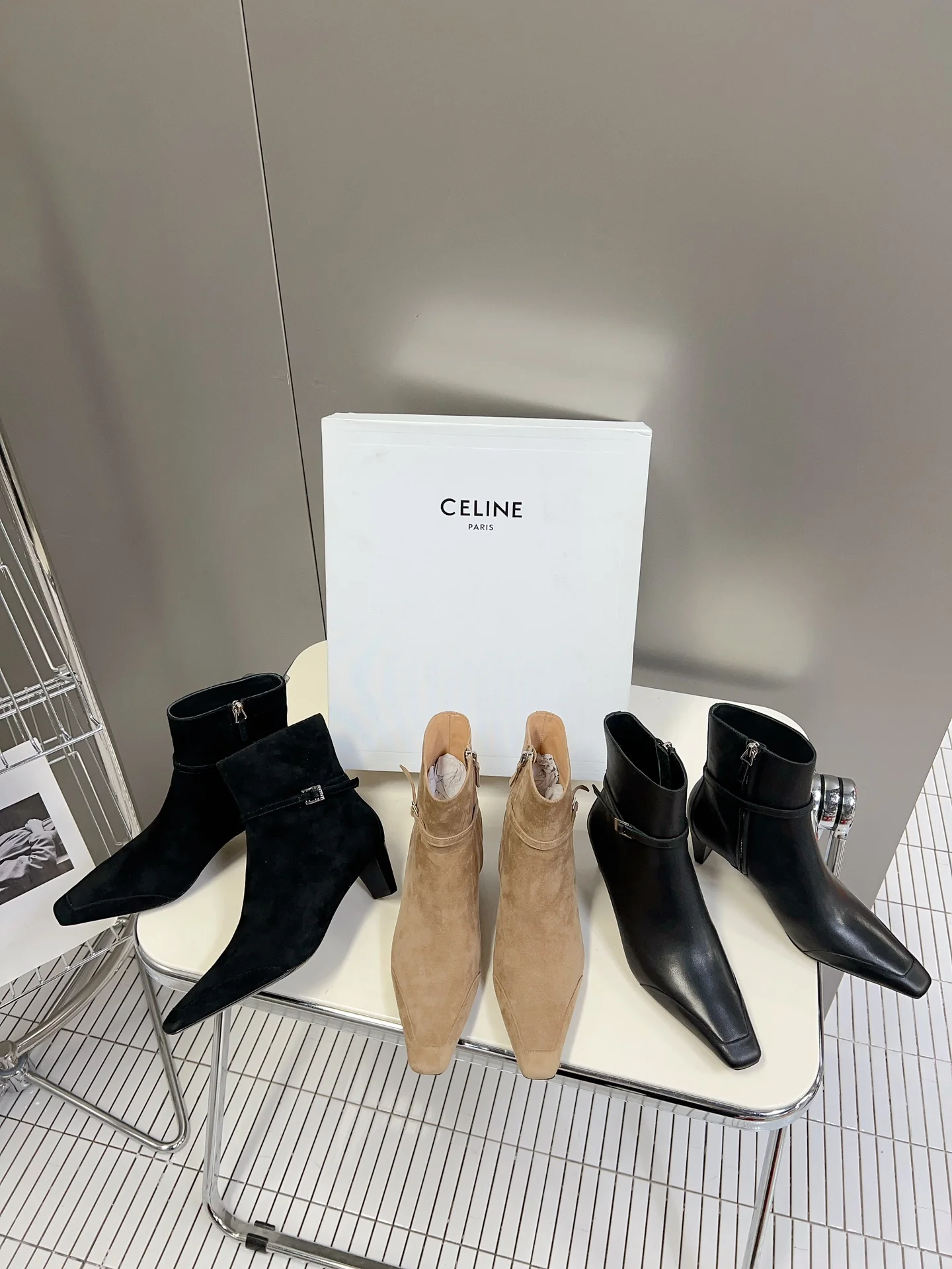 Новинка сезона ?Ранняя осень 2023? от Celine: ботильоны на низком каблуке с острым носком, замшевые, абрикосового цвета.