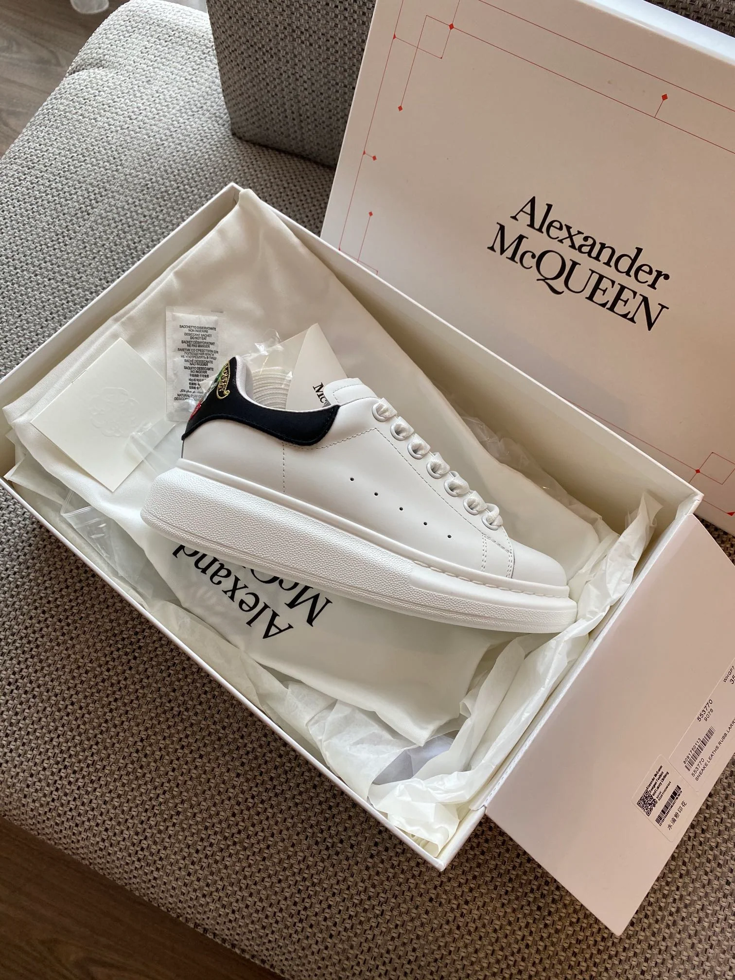 Классические белые кроссовки McQueen с дизайном ?Череп и сердце?.