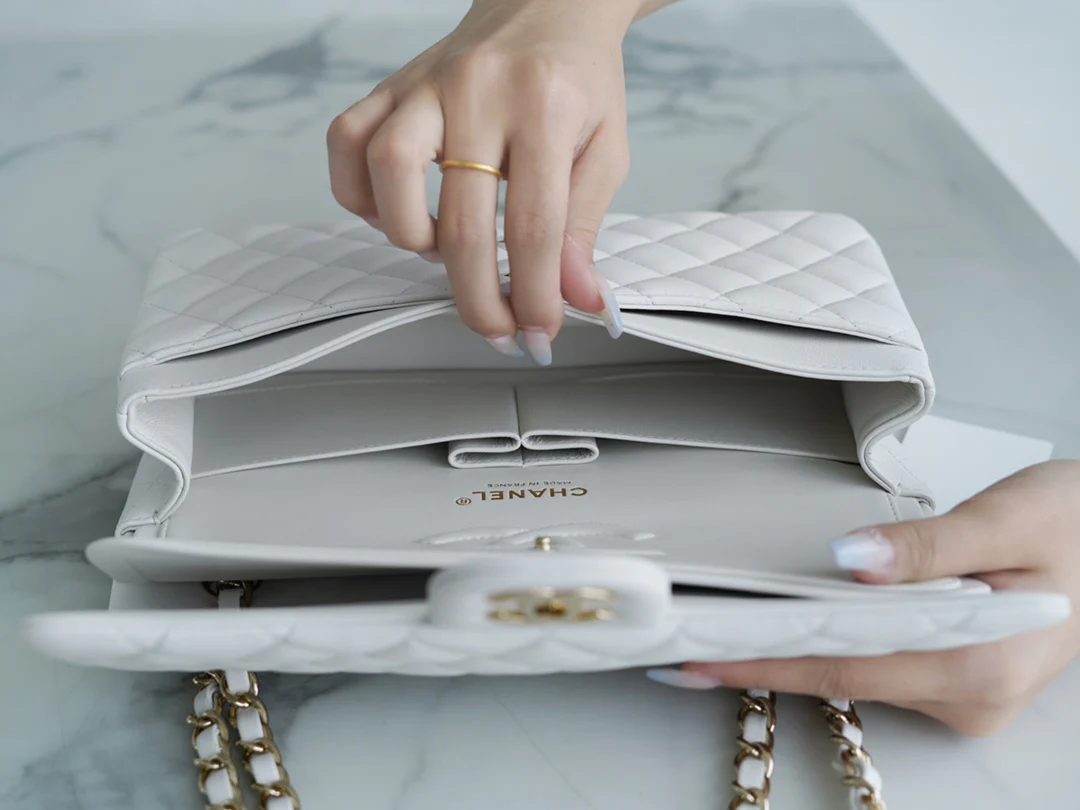 Сумка Chanel CF Medium - 25 см - из белой овечьей кожи с пряжкой из светлого золота - CF25