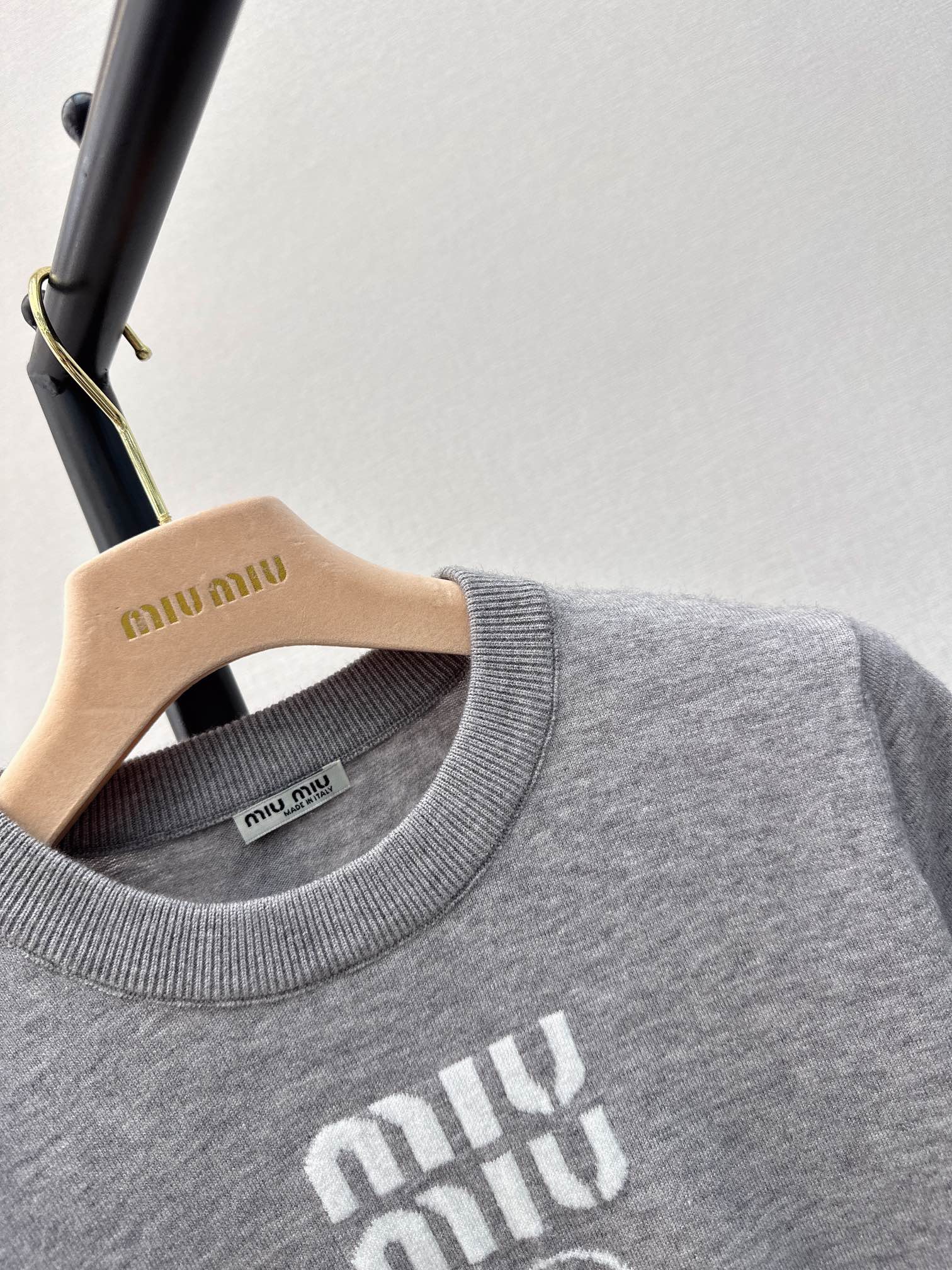 Miu Miu - 2404 - Новинка сезона весна/лето: Классический пуловер с круглым вырезом - Плиссированная юбка - Серый