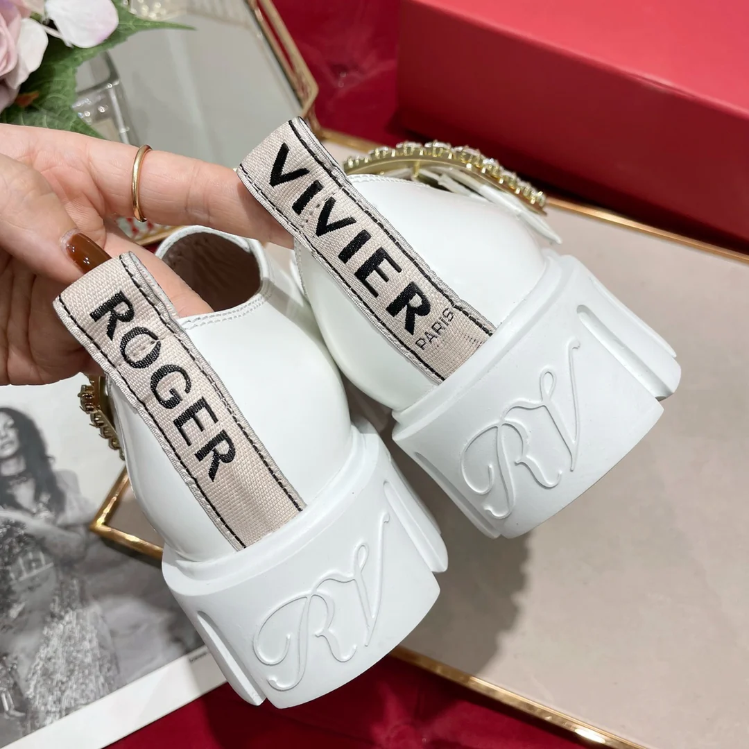 Лоферы из лакированной кожи с пряжками - белые