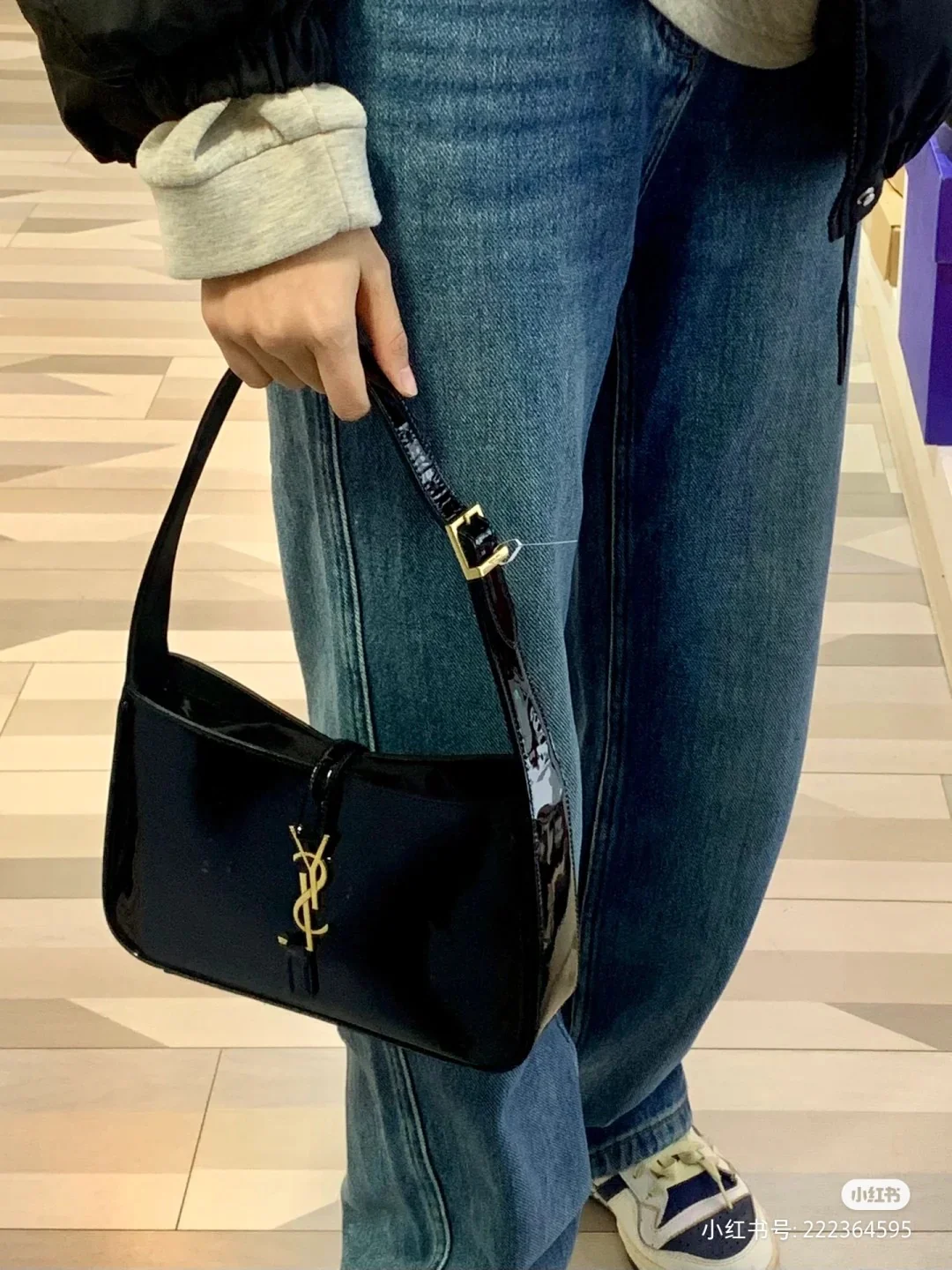 Кожаная сумка YSL Le 5a 7 через плечо — черная лакированная — фотографии в действии.