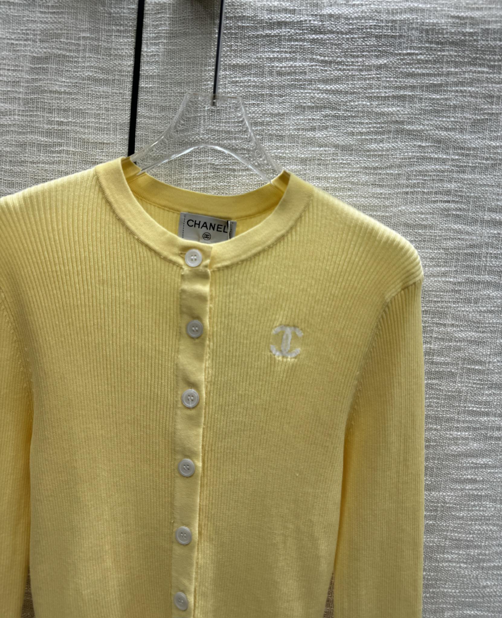 Кардиган Chanel 2403 с цветными блоками и логотипом, вязаный, с круглым вырезом - желтый.