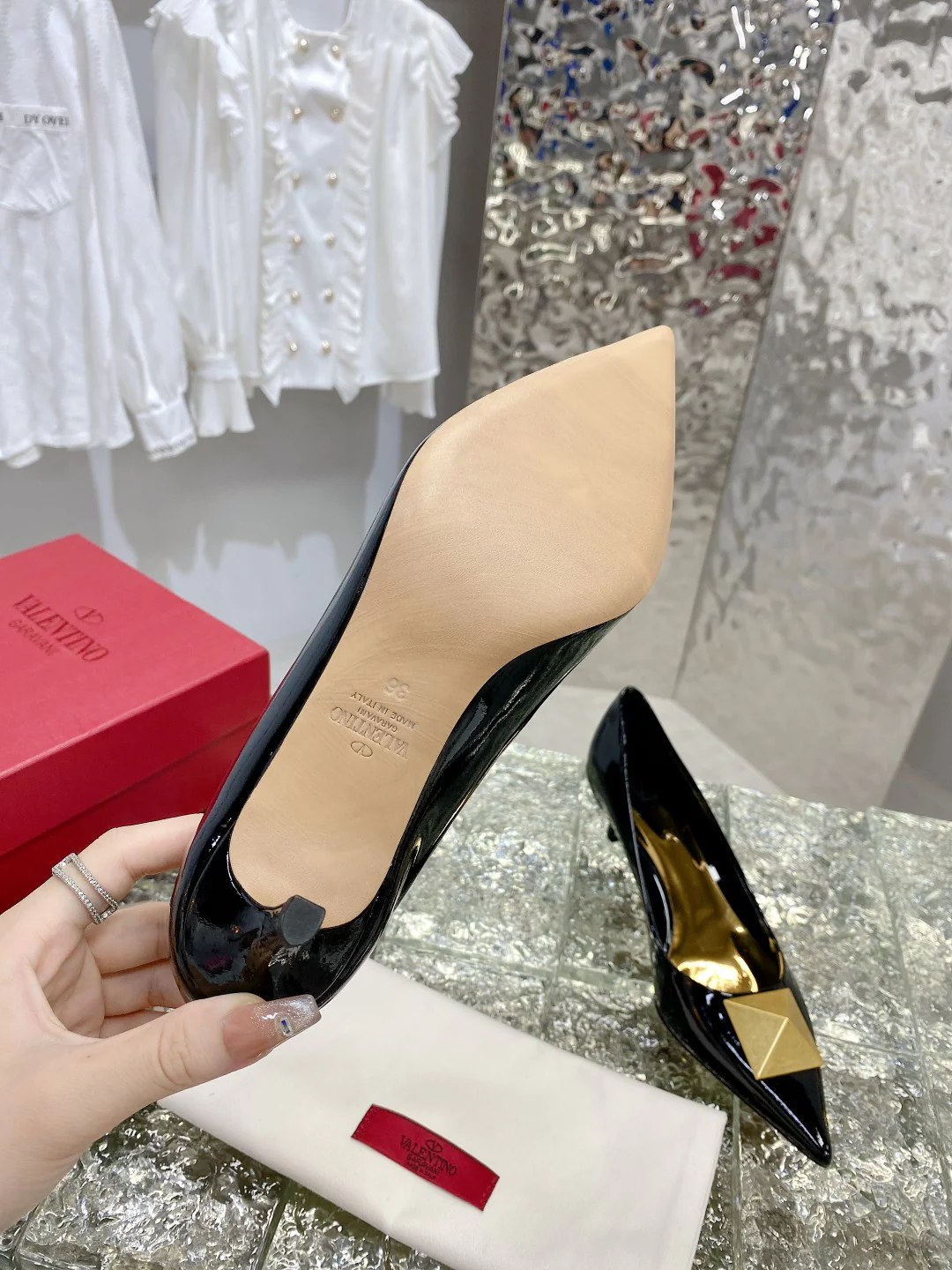 Valentino - Новинка начала осени 2022 года - Туфли на среднем каблуке с заклепками