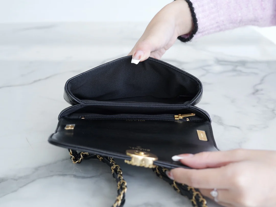 Коллекция Chanel осень/зима - 19 - Сумка ?Тофу? - Черная, широкий плечевой ремень, мятая кожа