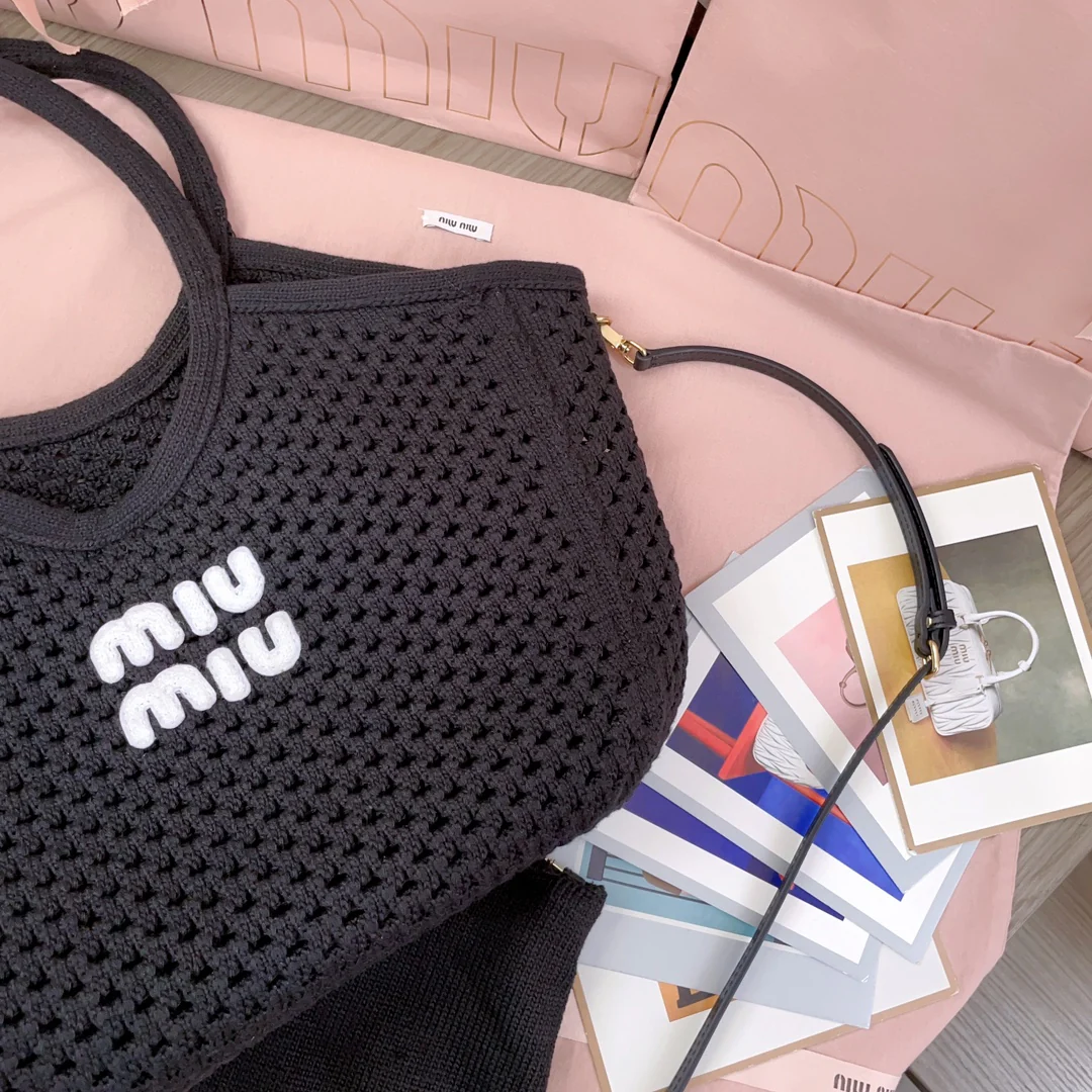 Сумка-тоут Miu Miu 5bg281 с ажурным плетением - черная