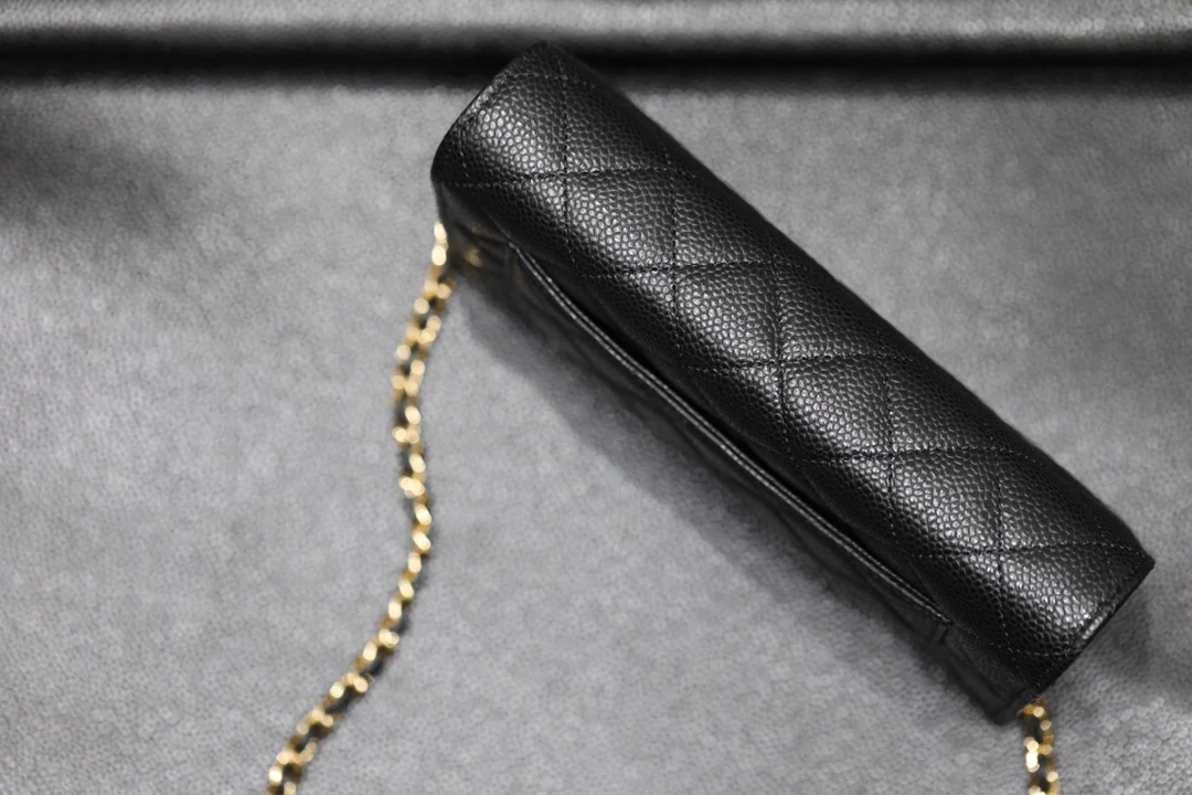 Классическая сумка Chanel WOC из черной кожи личи с золотой пуговицей - 1 шт.