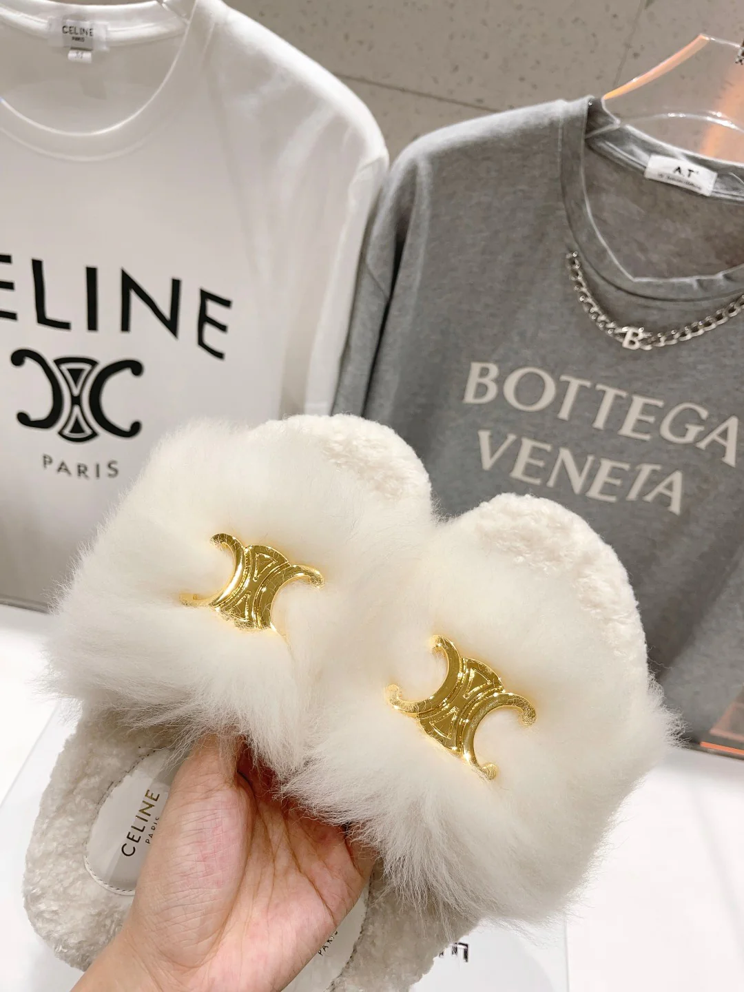 Новинка сезона осень/зима 2023 от Celine - Шерстяные тапочки - Перекрестный крой - Белый - 1