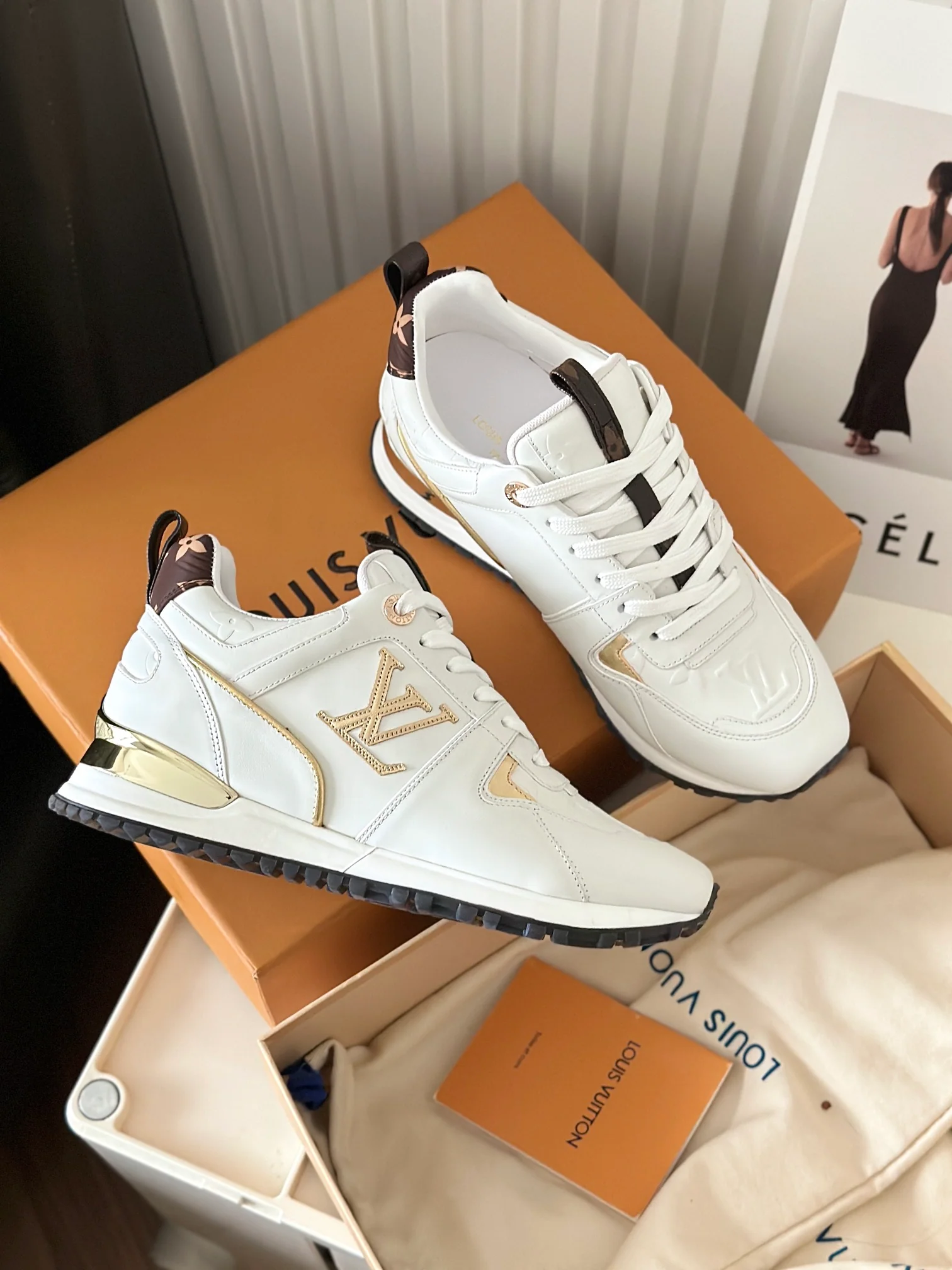 Кроссовки LV Runaway - переливающаяся кожа - белые