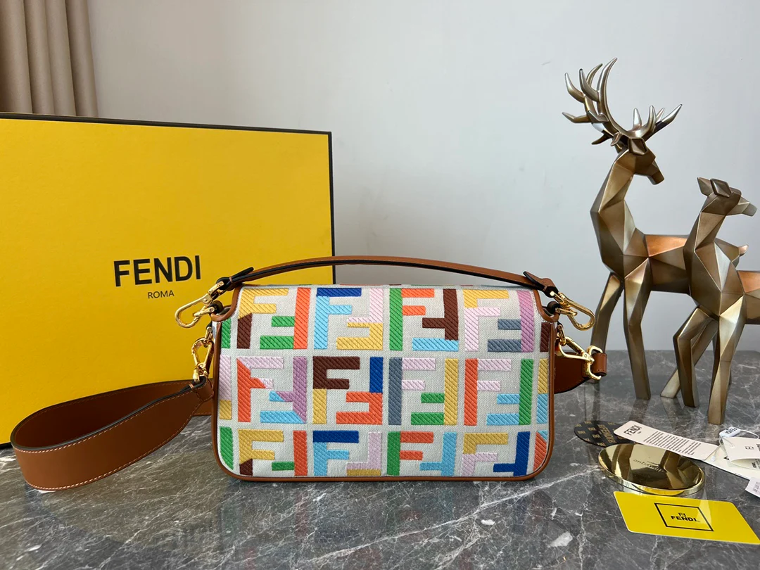 Сумка-багет Fendi — бежевая льняная с красочной вышивкой.