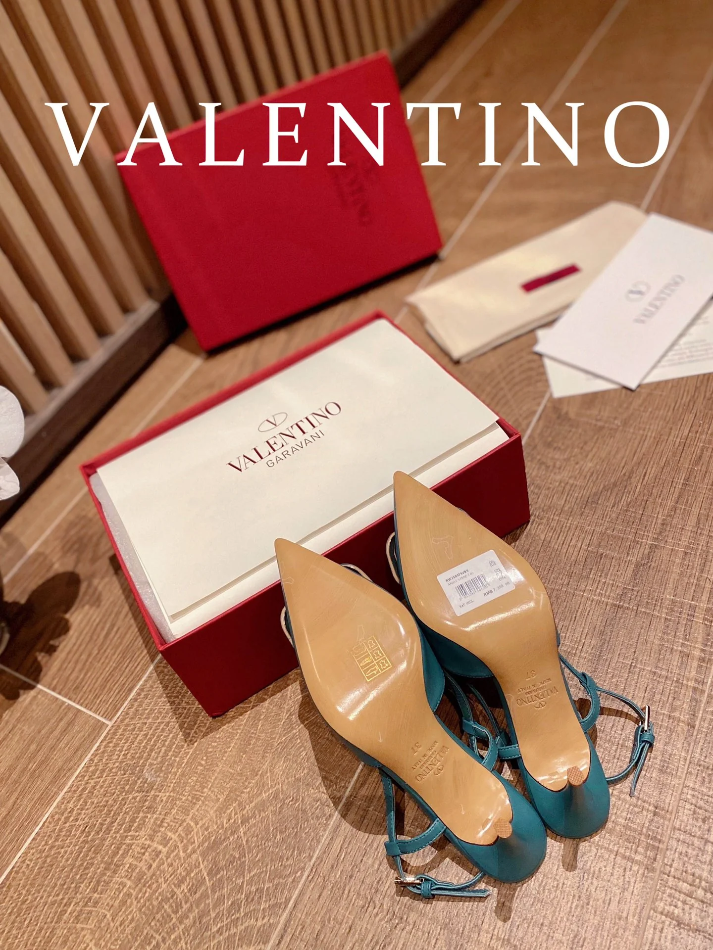 Туфли Valentino с V-образной пряжкой и открытой пяткой — синие.