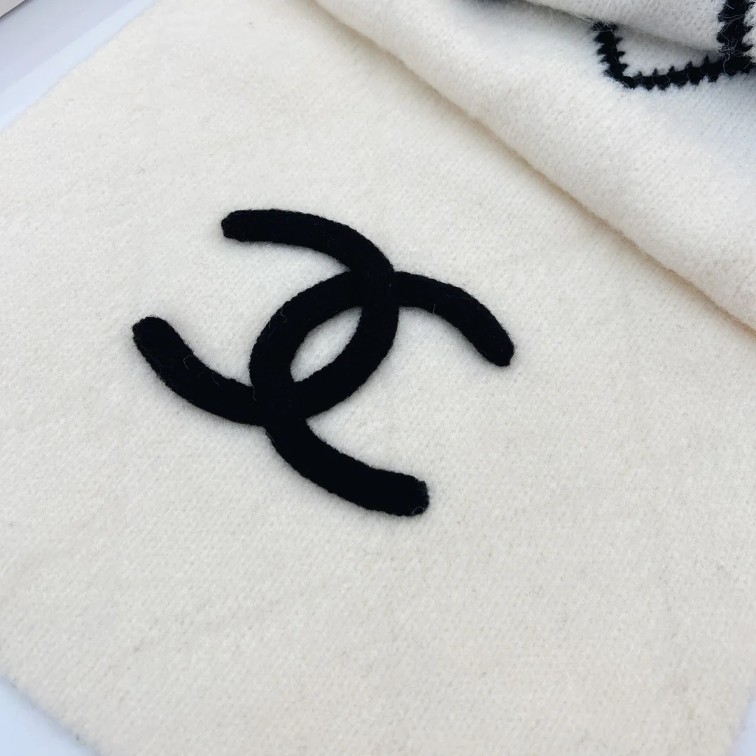 Длинный двусторонний клетчатый шарф Chanel 2024 — белый.