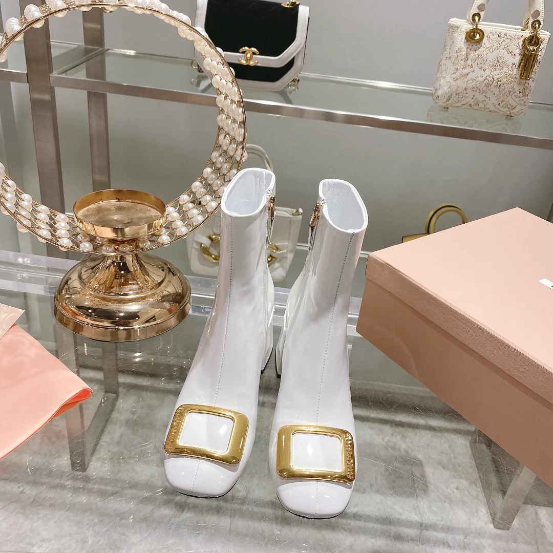 Новинка осенне-зимней коллекции Miu Miu 2022 — Лакированные сапоги на низком каблуке — Белые