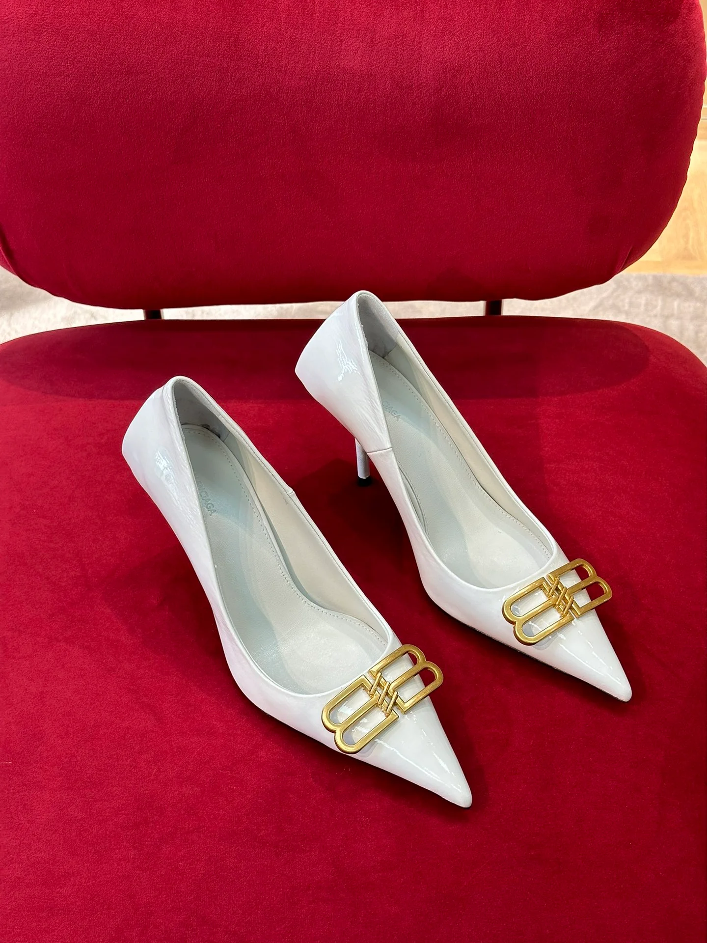 Коллекция Balenciaga Весна/Лето 2023 — Классические туфли-лодочки с острым носком и квадратным каблуком.