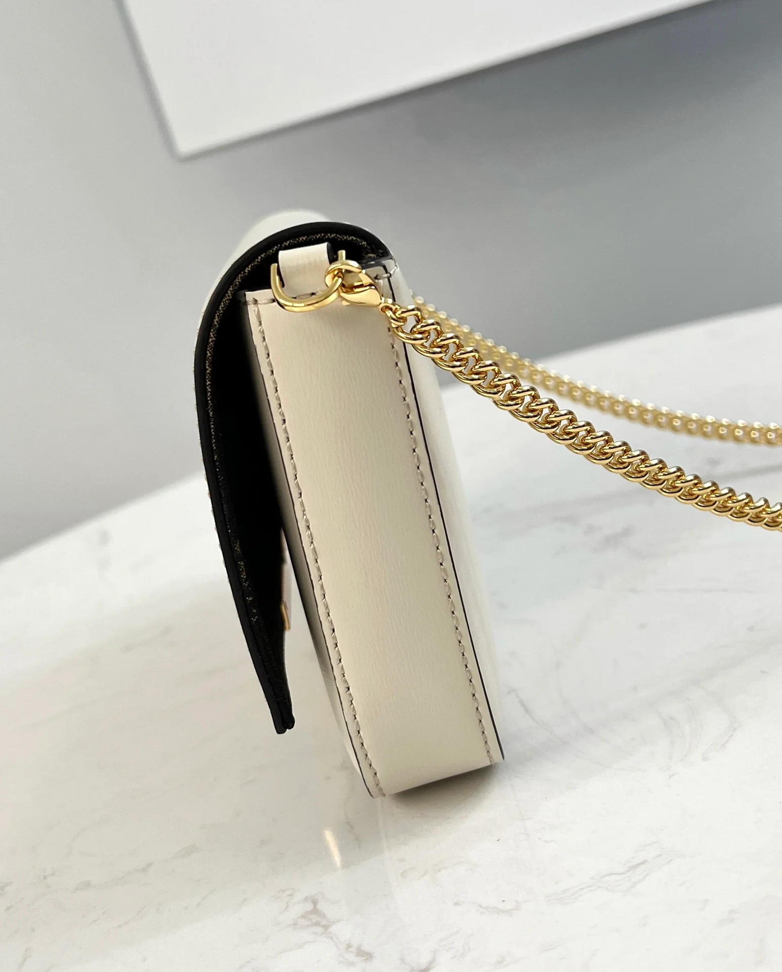 Fendi - Белый кошелек на молнии в сочетании с клатчем