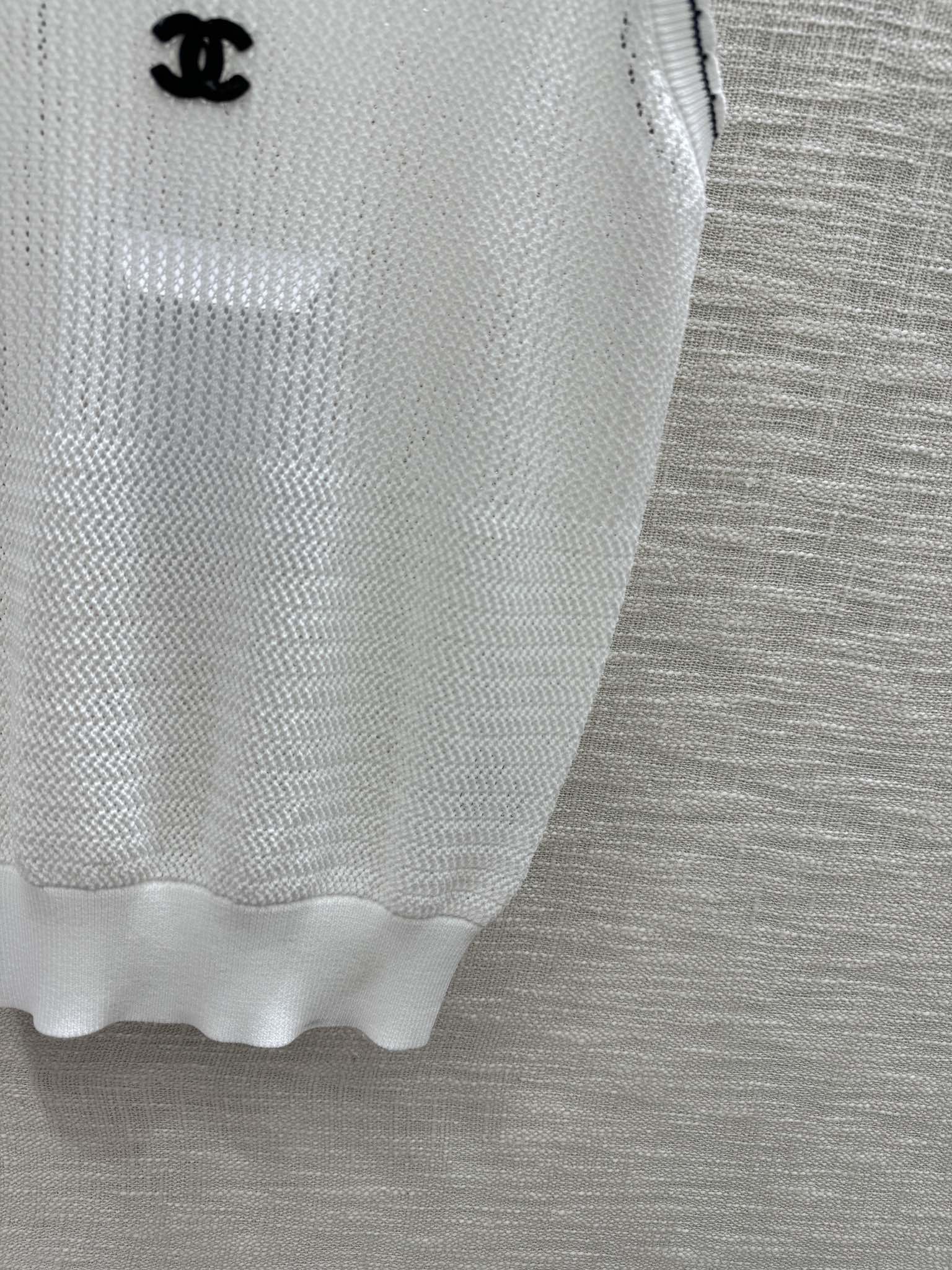 Вязаный жилет Chanel 2403 с ажурной отделкой - белый