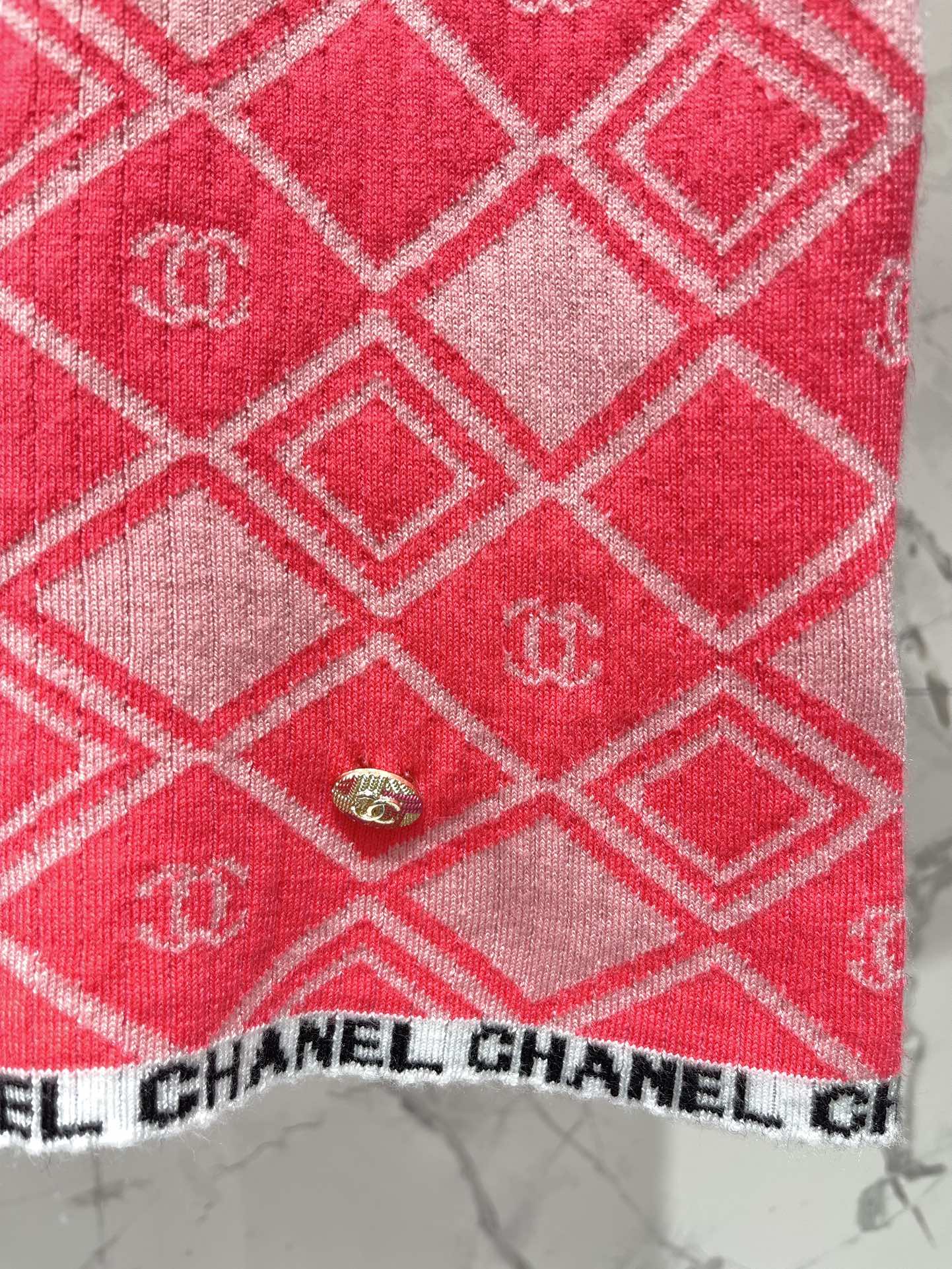 Новый клетчатый трикотажный топ Chanel 2403-24 с короткими рукавами - розовый