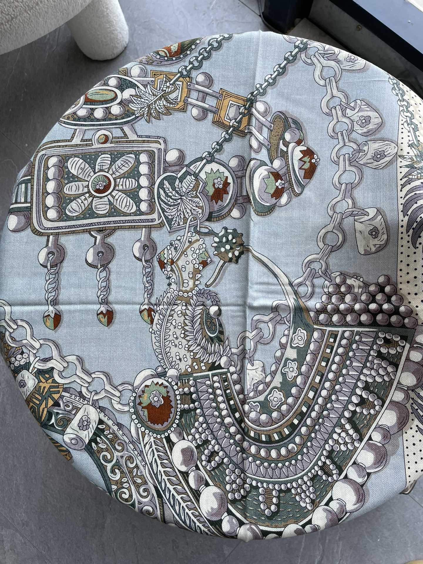 Двусторонний платок Hermes 140 - жетон с буквой H - необычный