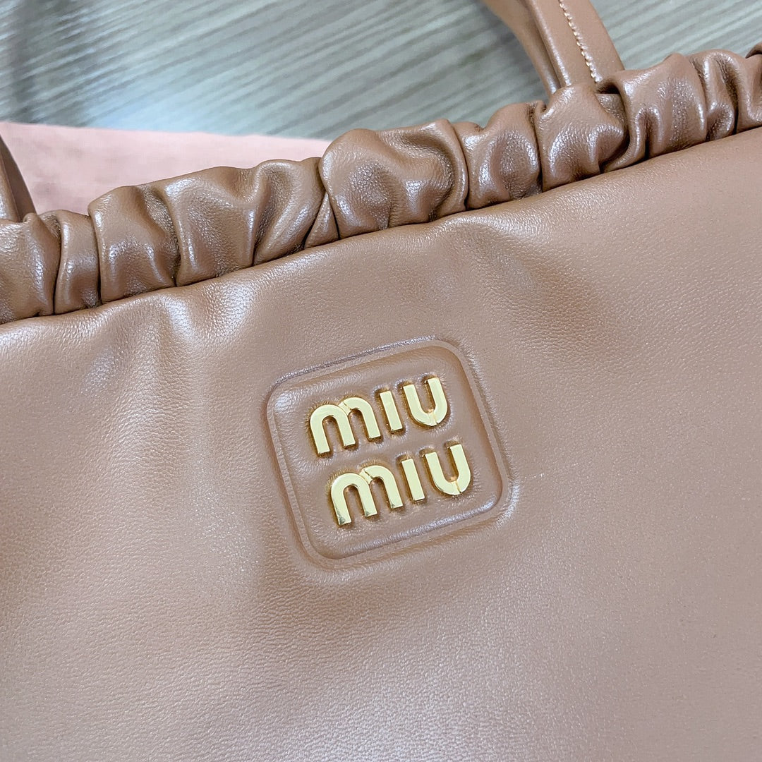 Сумка Miu Miu-5bg287 с кисточкой, проходящая под мышкой, из импортной овечьей кожи, с винтажной фурнитурой.
