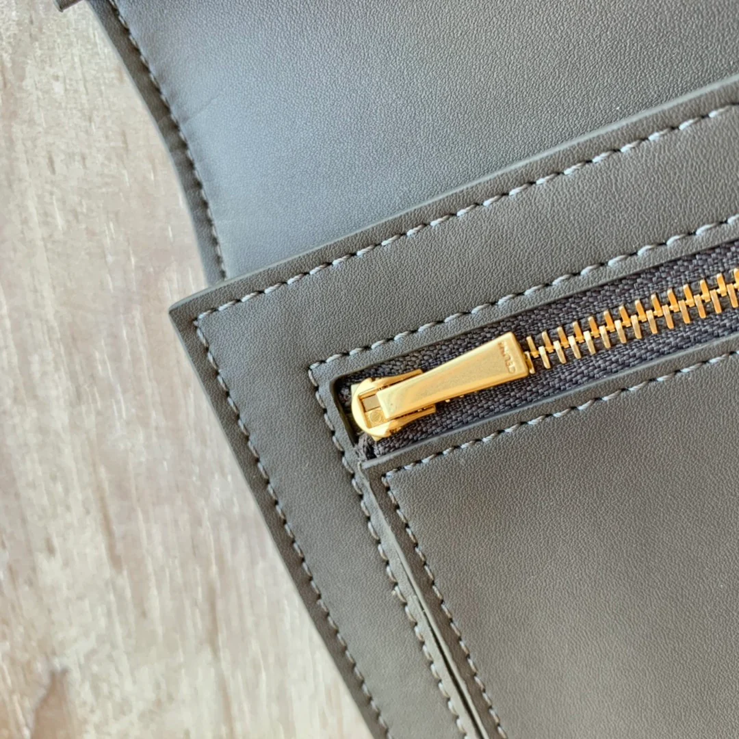 Длинный кошелек Celine - Кошелек с ремешком из крупной зернистой телячьей кожи - 15