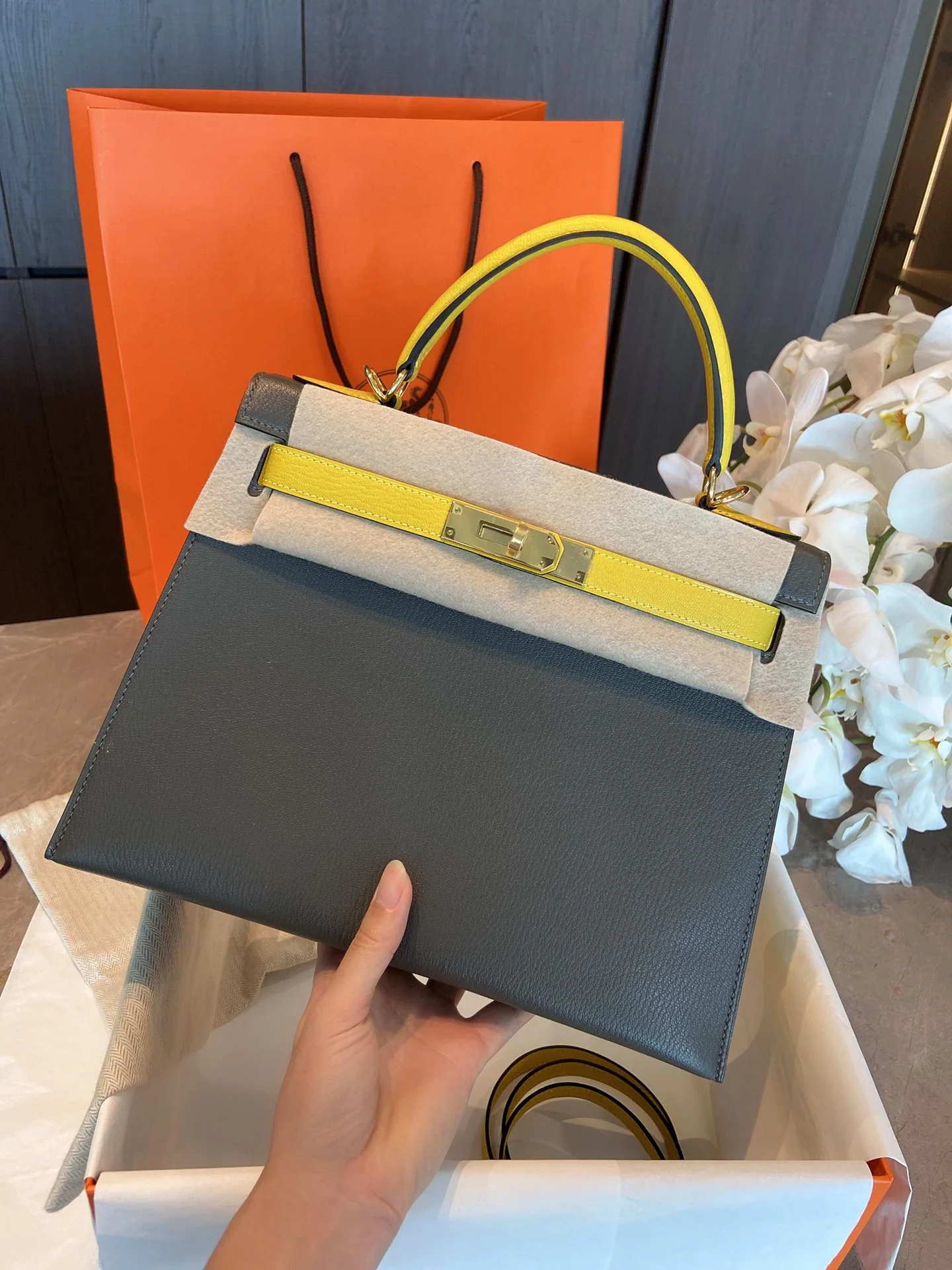 Hermes Kelly 28 - Внешняя отделка из козьей кожи - Серый металлик с неаполитанским желтым - Золотая пряжка