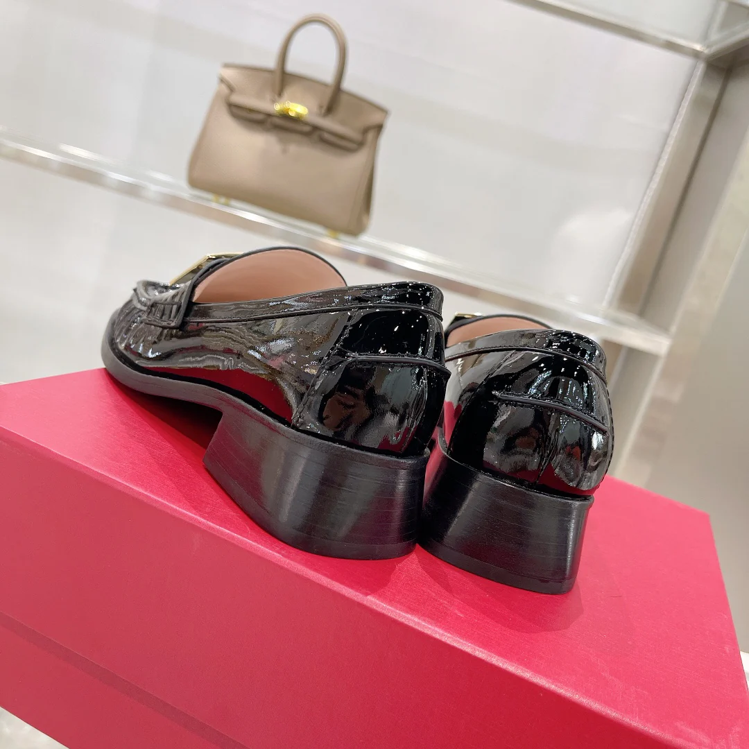 Лакированные лоферы с квадратной пряжкой — черные