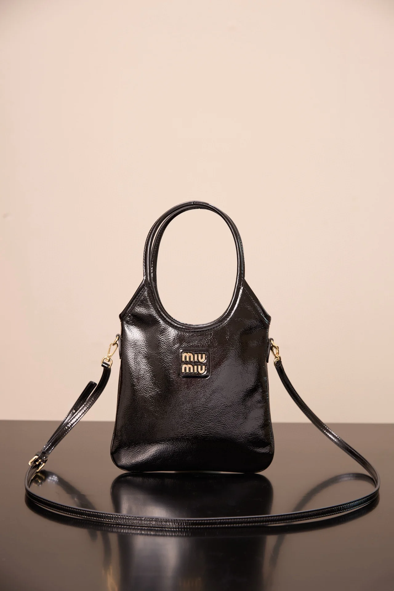 Сумка-тоут Miu Miu-5ba281m650-??? Маленькая, лакированная, черная