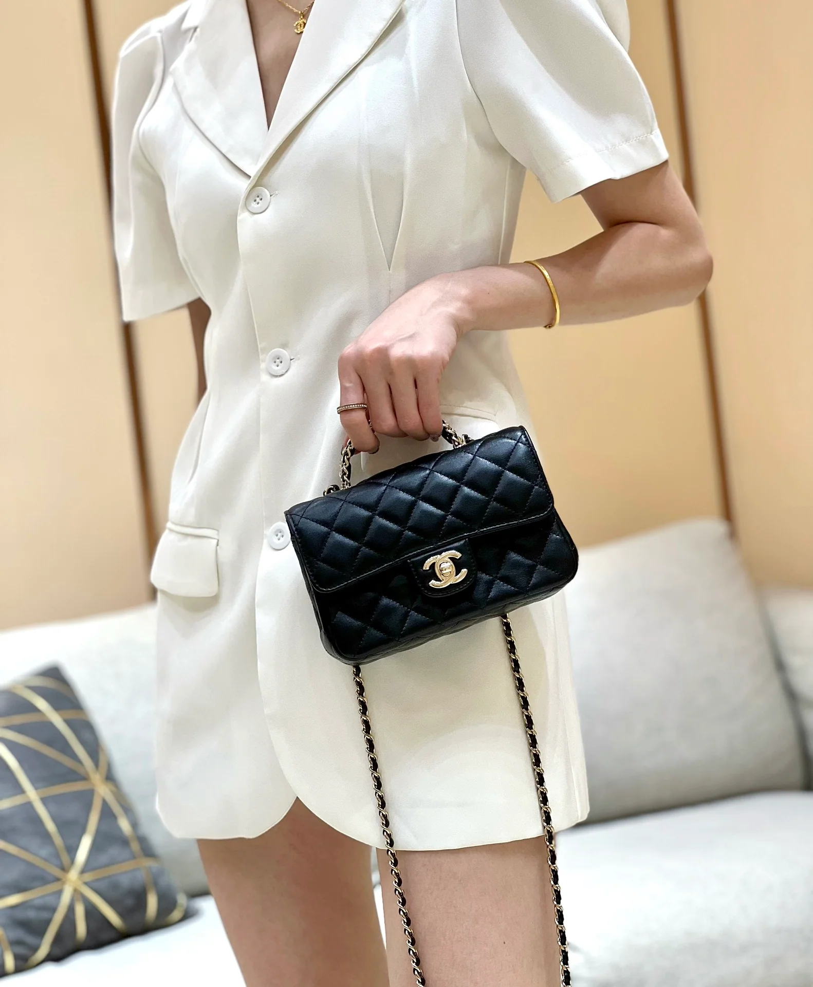 Ручка сумки Chanel 23a CF со стразами - черная