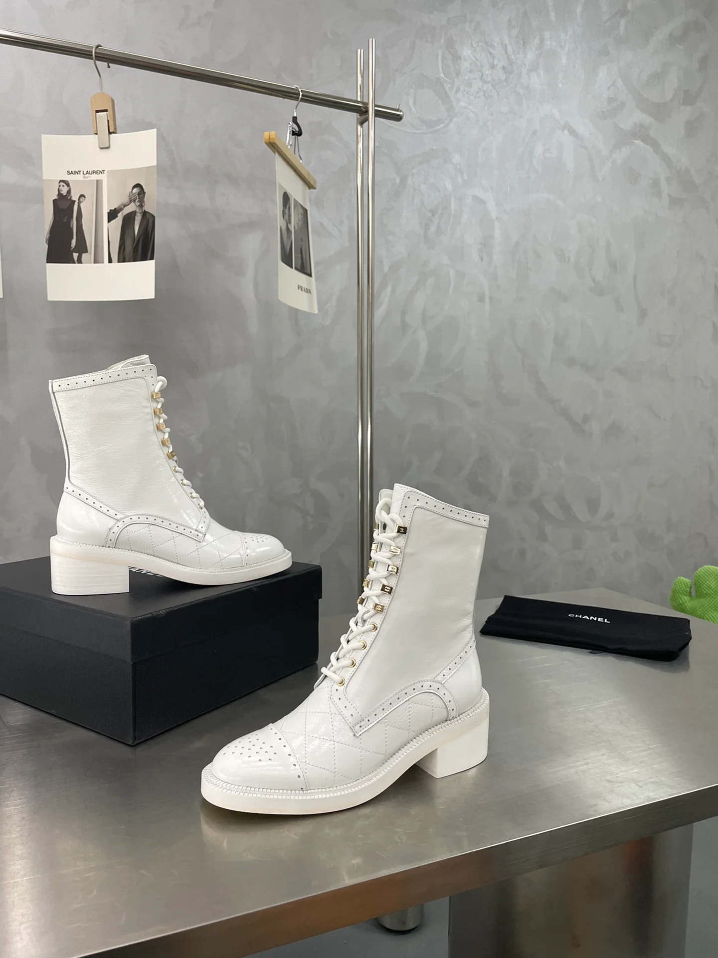 Chanel - Ботильоны на шнуровке на низком каблуке до середины икры - Белые