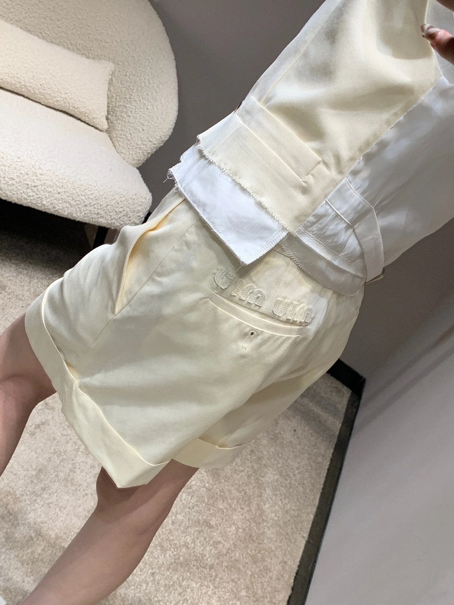 Miu Miu-2404-Milkshake Белый костюм с шортами