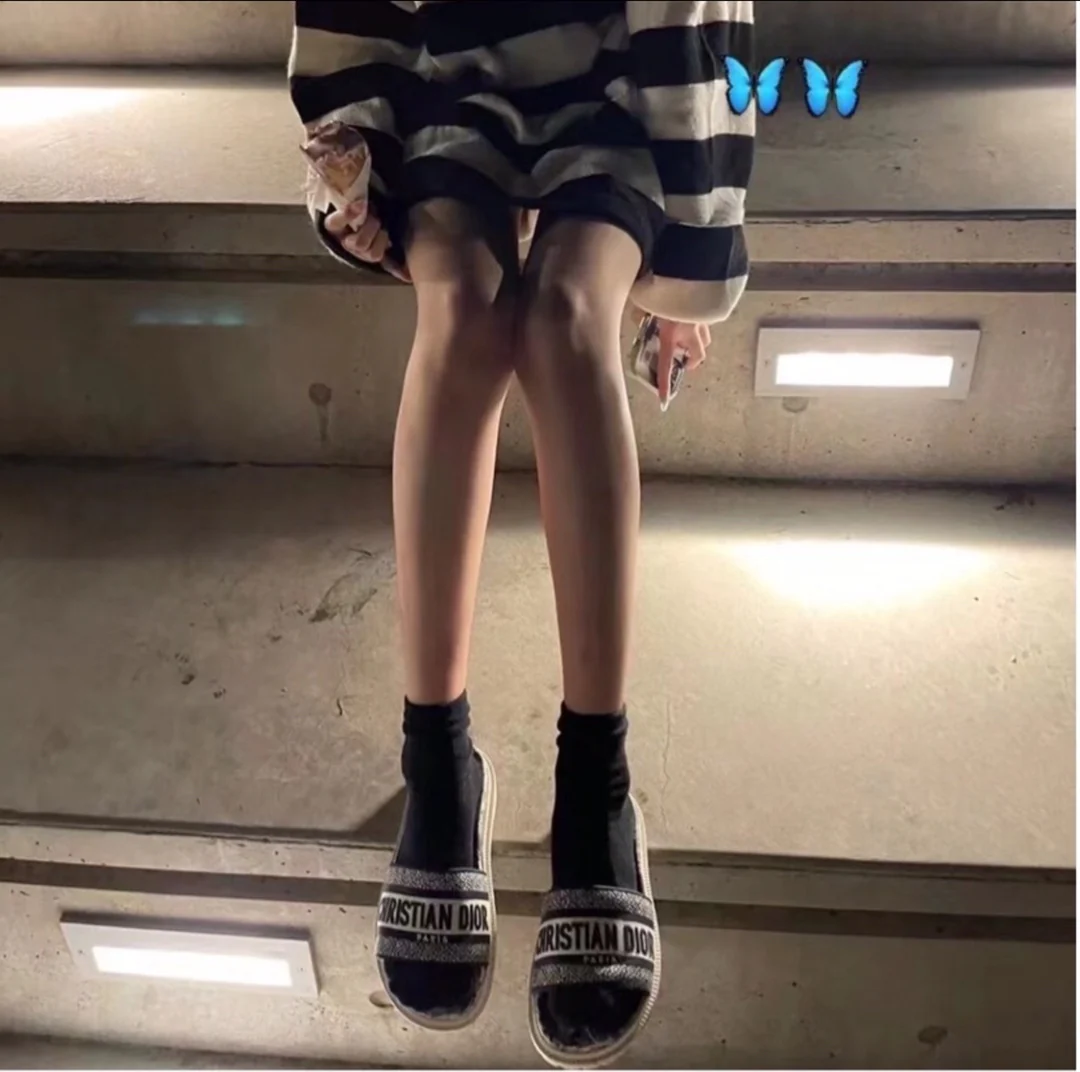 Вышитые тапочки Dior — фотографии на ногах.