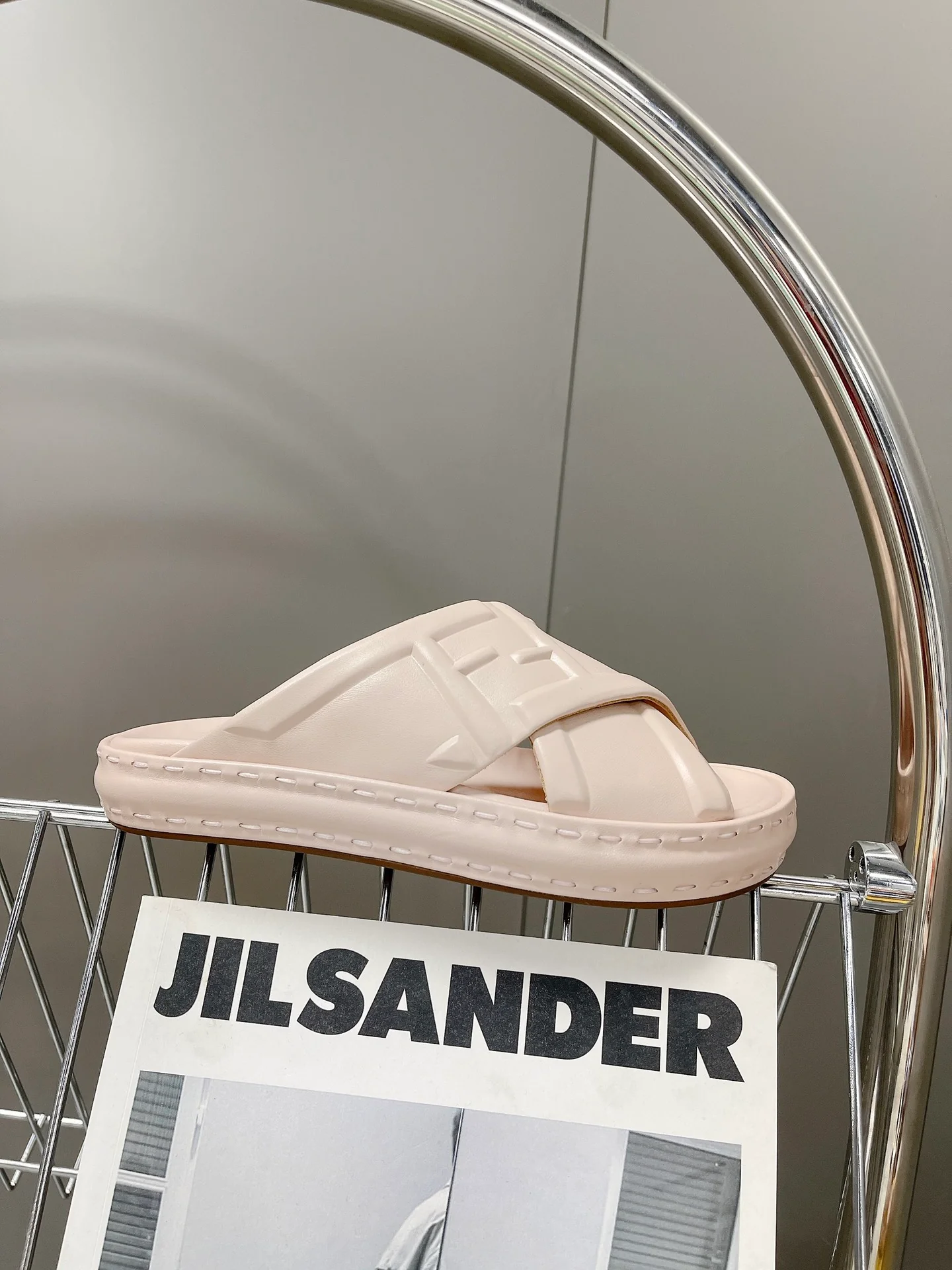 Fendi - Розовые тапочки в форме хлеба