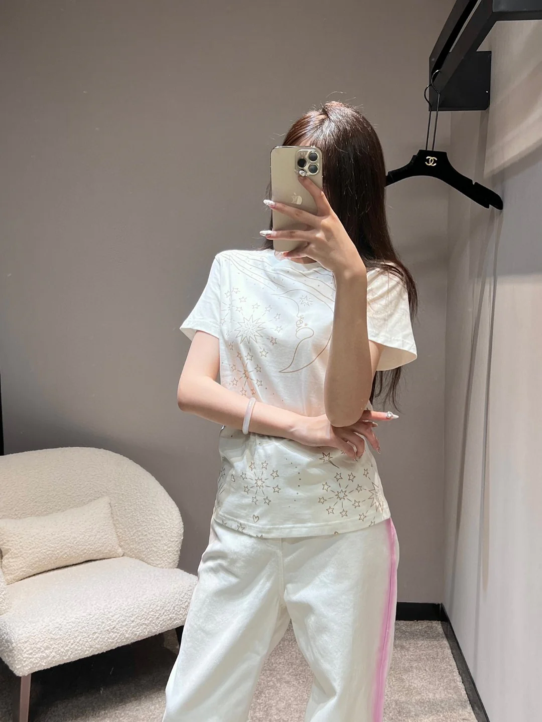 Новая коллекция Dior весна/лето 2024: футболка с коротким рукавом и круглым вырезом, с принтом пятиконечной звезды.