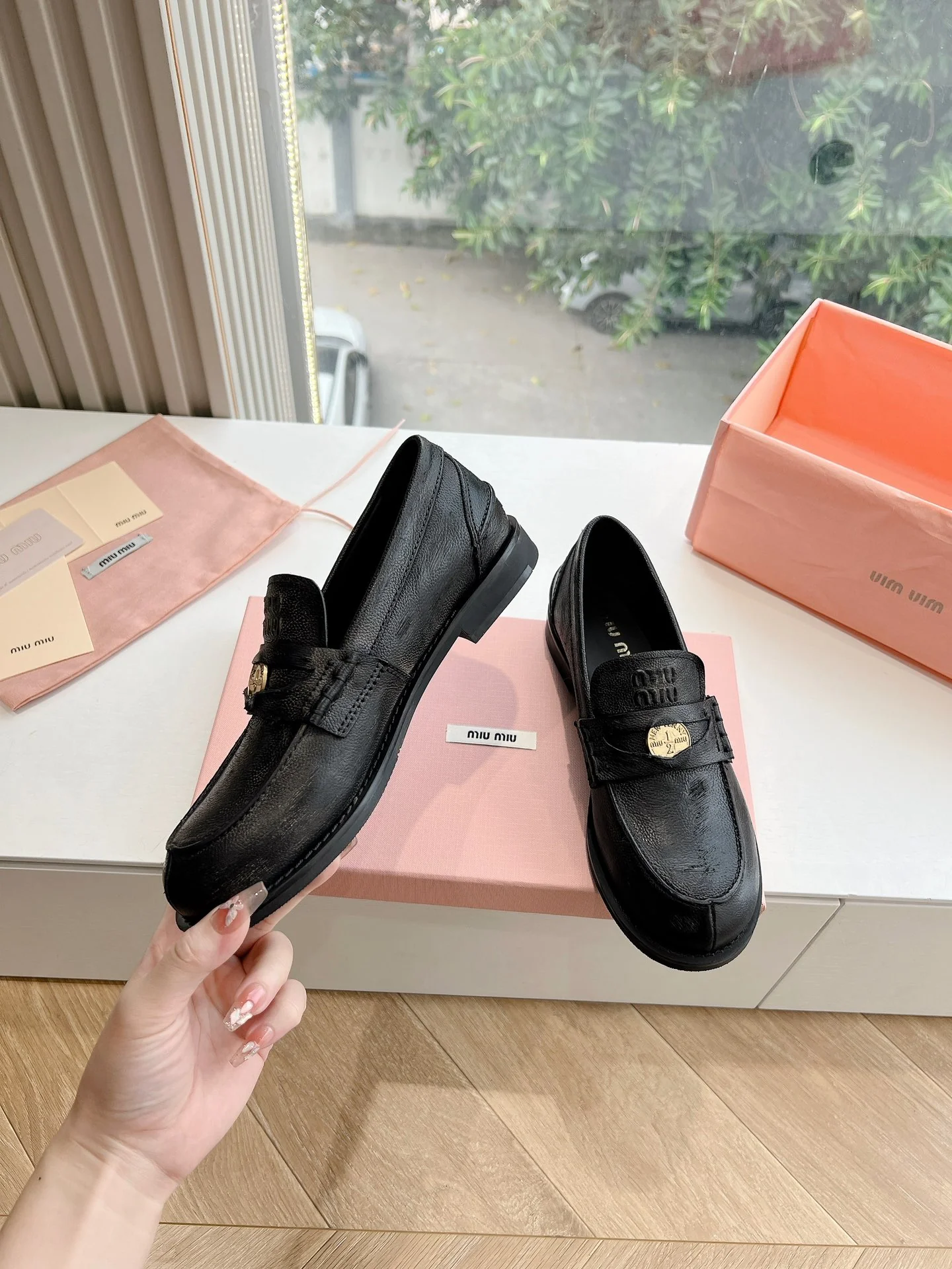 Кожаные лоферы Miu Miu 2025 - черные