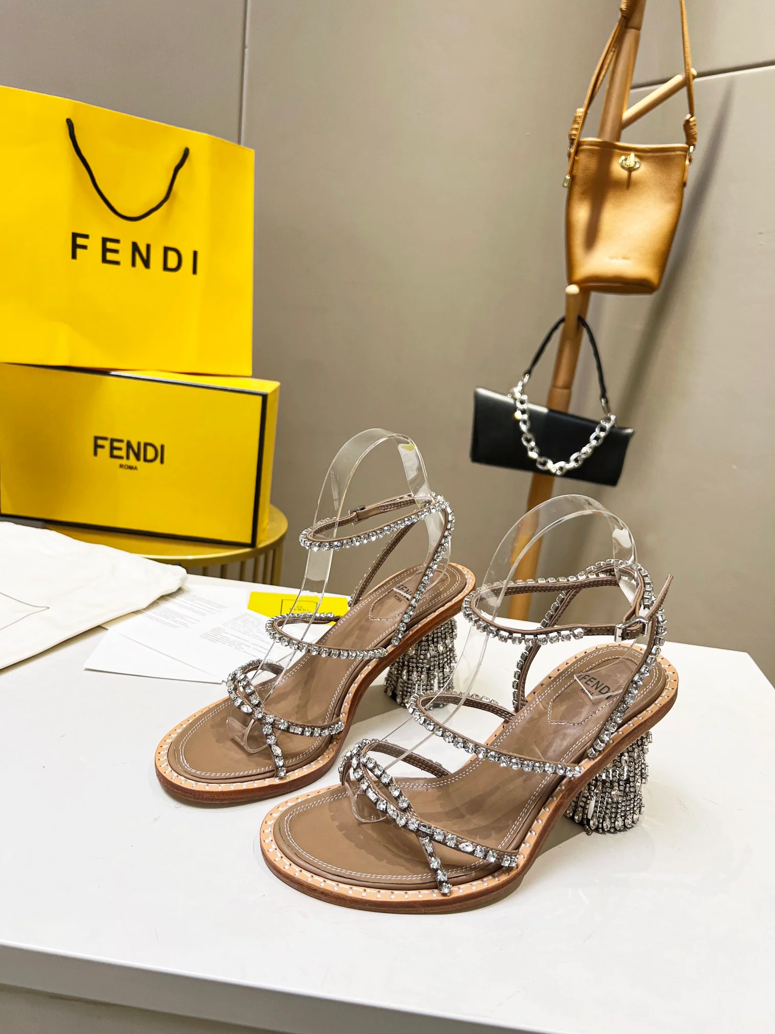 Fendi - Новинки ранней весны 2022 года - Сандалии и туфли на каблуках - 1