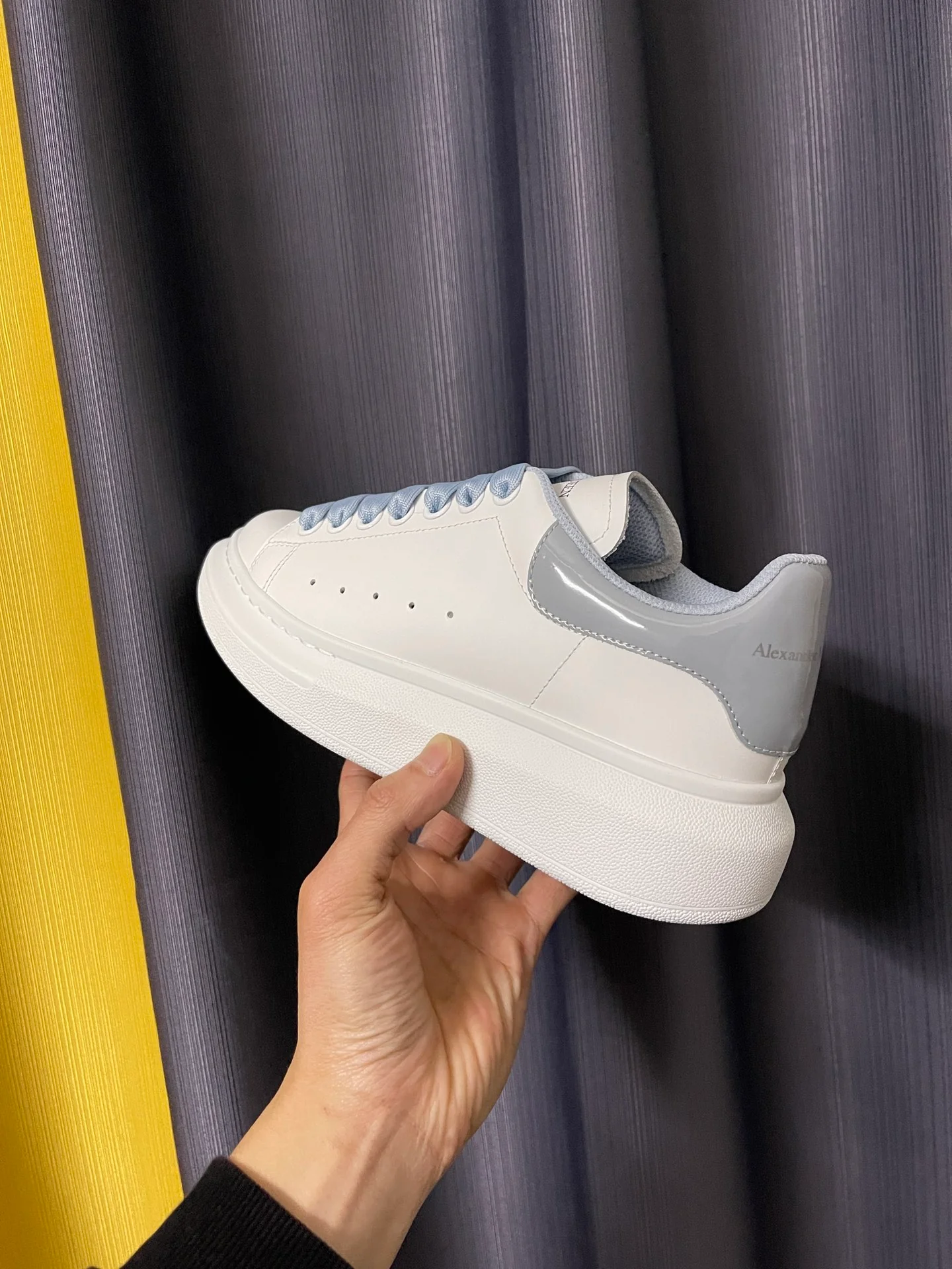 Классические белые кроссовки McQueen - унисекс - на каблуке из синей лакированной кожи - 1