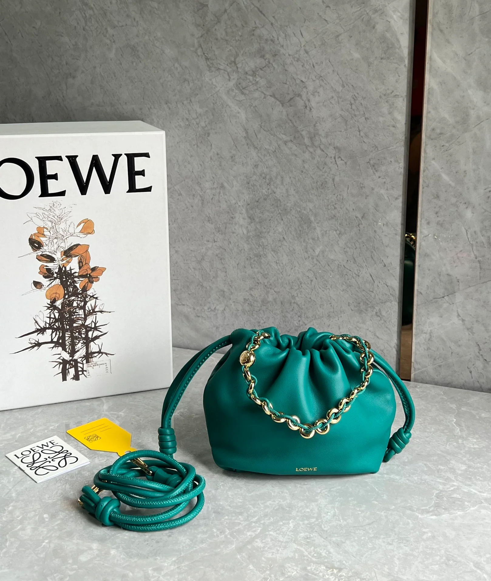 Сумка Loewe Flamenco из овечьей кожи с цепочкой, цвет павлиньего зеленого, маленькая.
